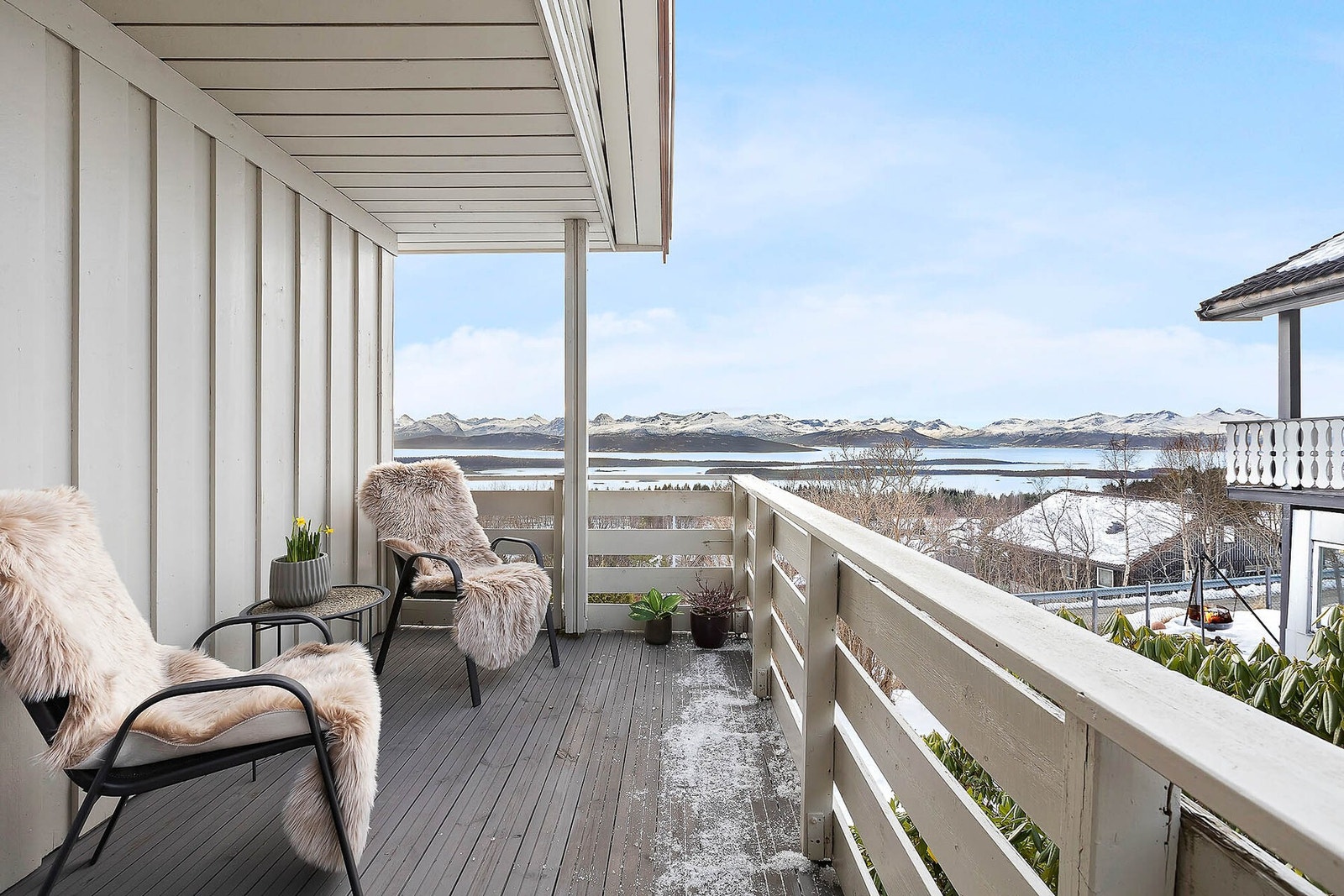 Veranda med adkomst fra spisestue med nydelig utsikt. Galleribilde