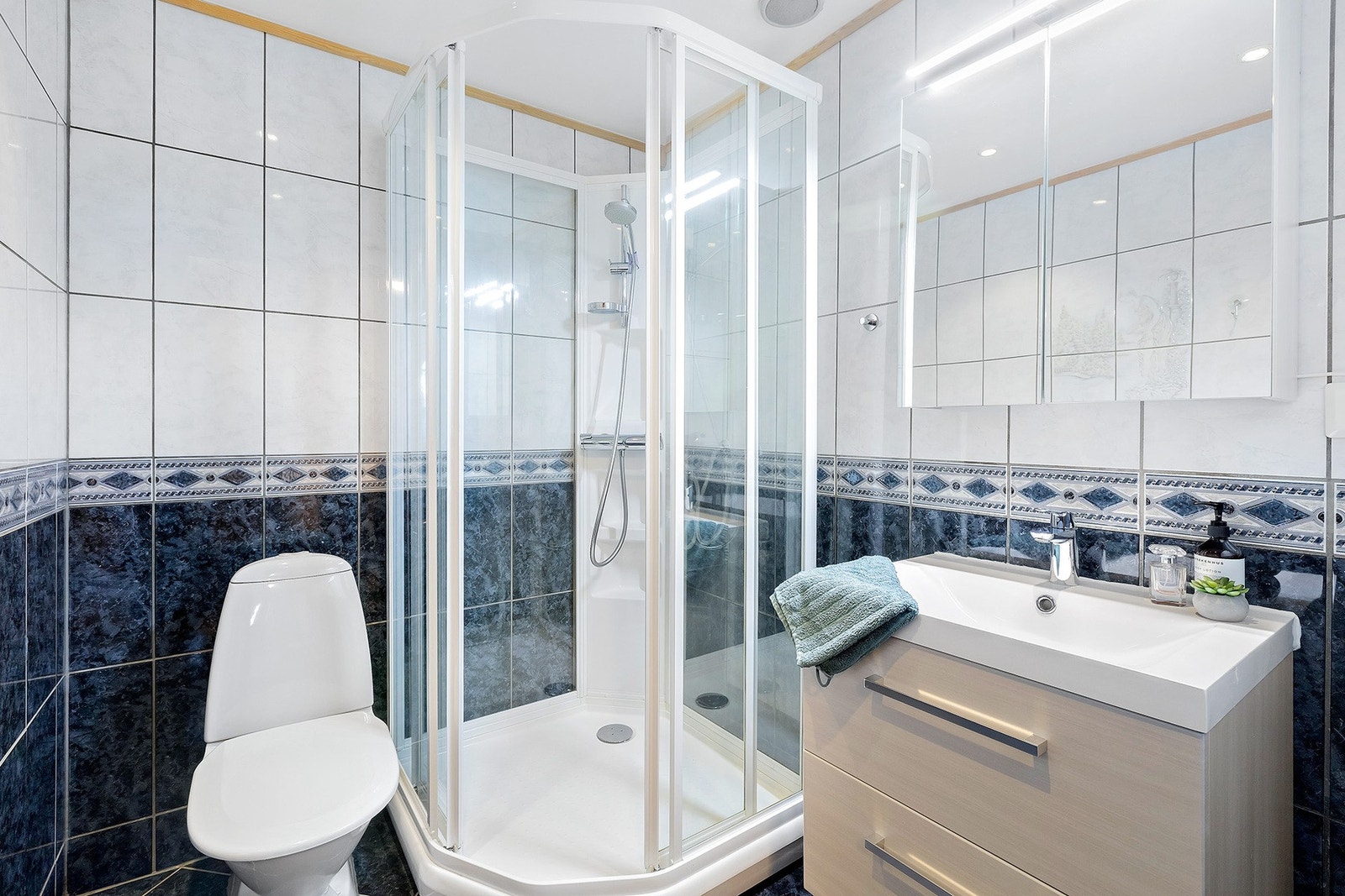 Bad i kjeller har flis på vegg og gulv. Badet var overflaterenovert i 2009. Varmekabler i gulv. Galleribilde