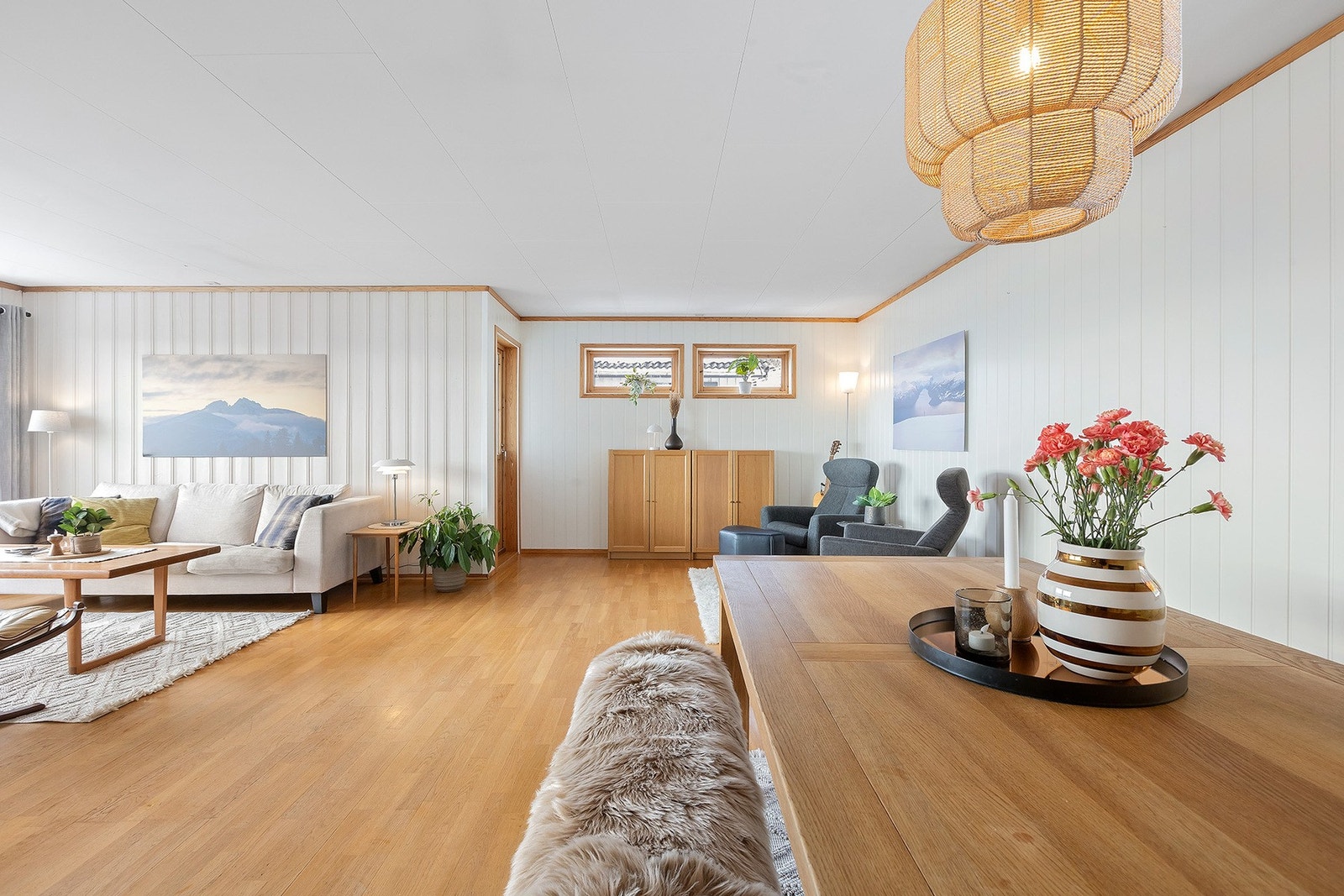 Spisestue med utgang til veranda . Galleribilde