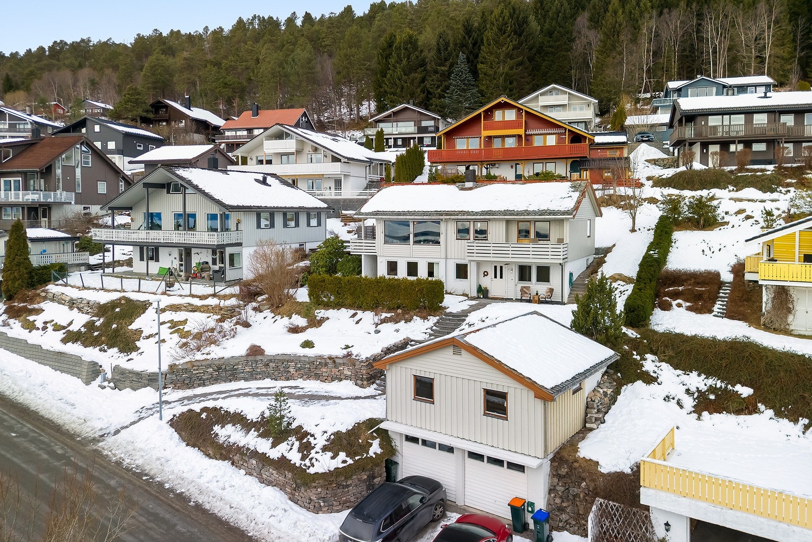 Dobbelgarasje med bod (uthus) i 2. etasje. Bod i 2. etasje har tidligere blitt benyttet som garasjeplass da det er egen garasjeport her. Galleribilde