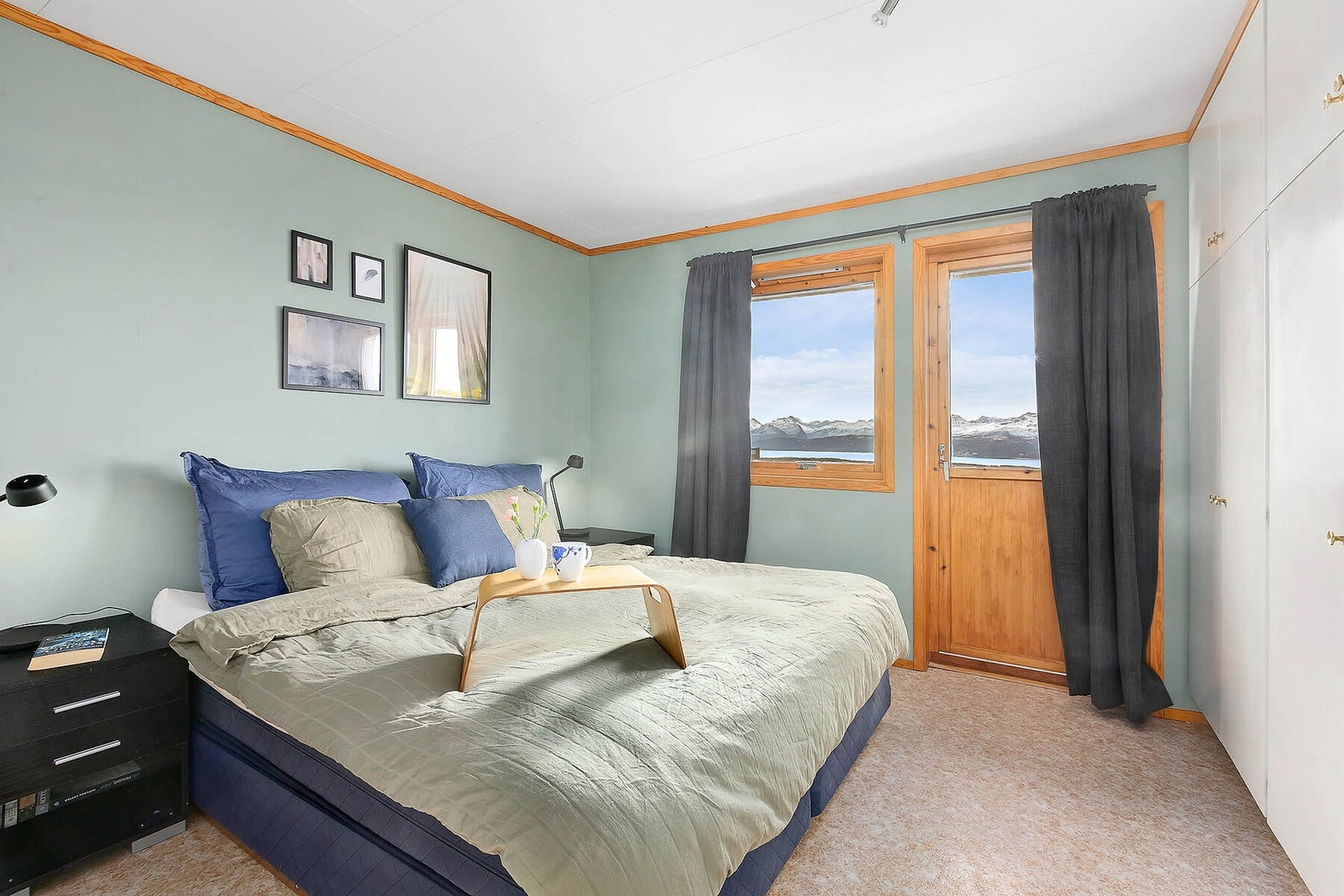 Hovedsoverom i 1. etasje med lufteveranda. Godt med skapplass. Galleribilde