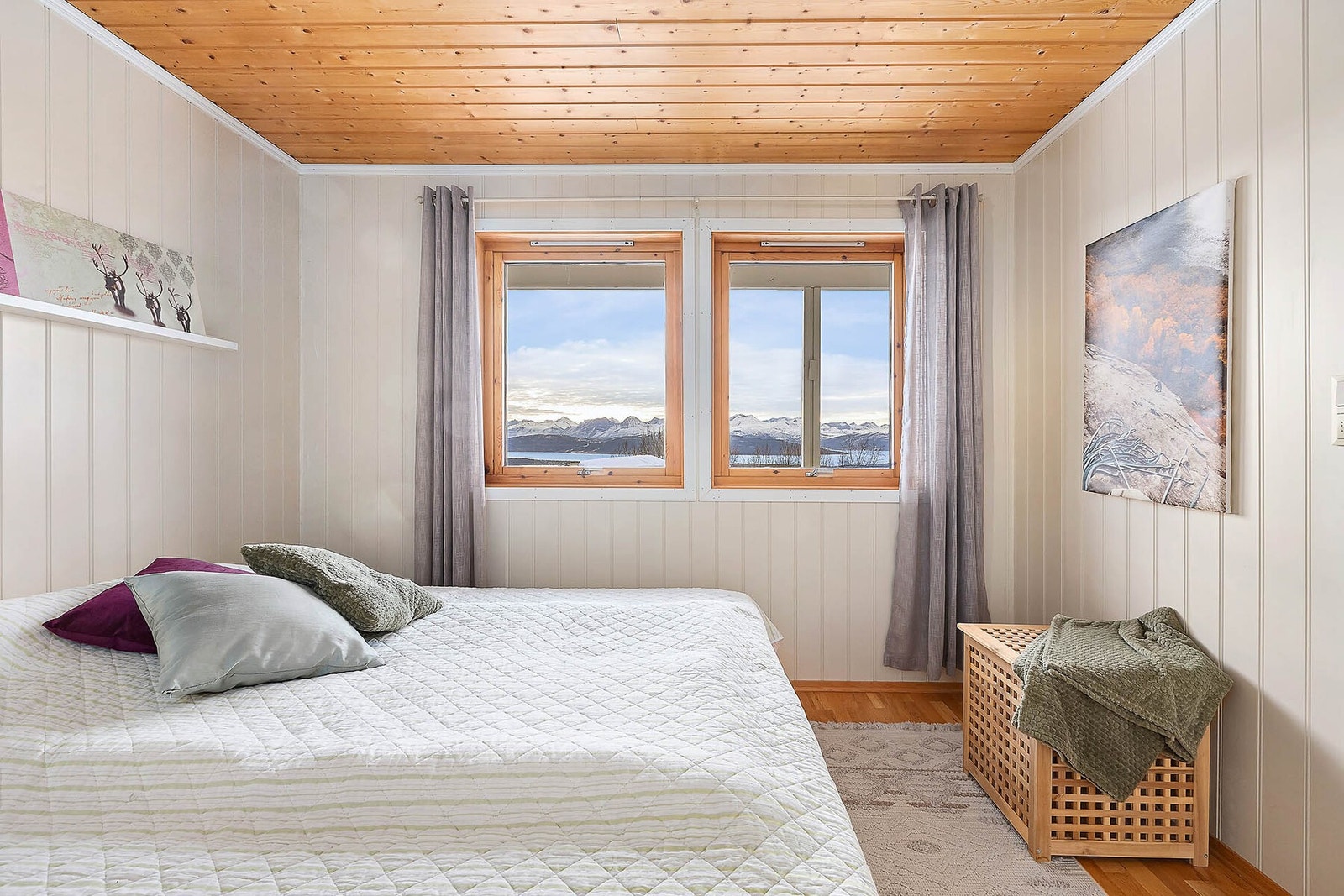 Romslig og lyst soverom. Galleribilde