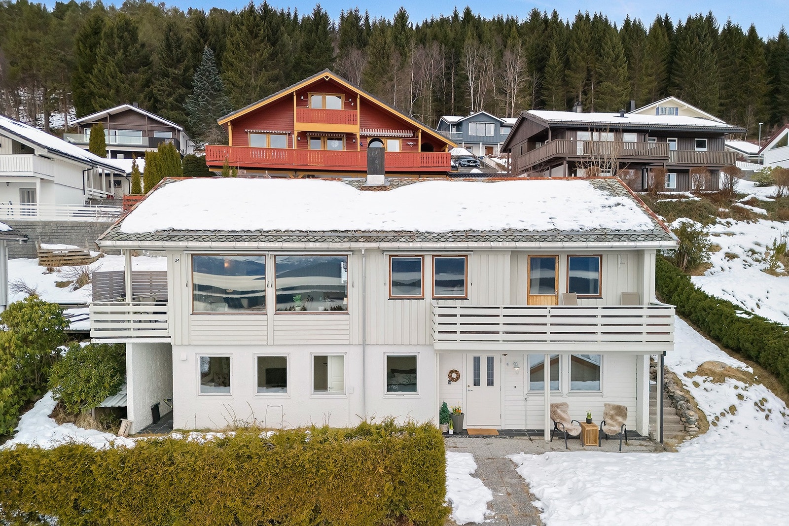 Enebolig over 2 plan med tilhørende dobbelgarasje. Galleribilde