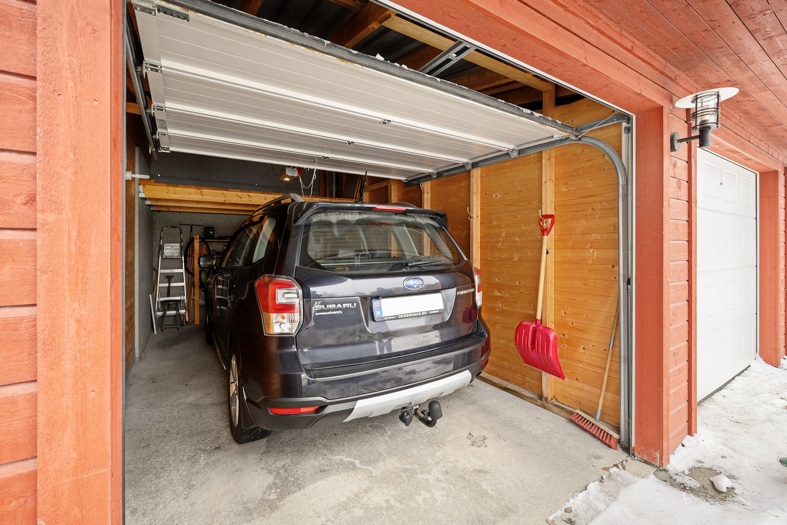 Fast parkeringsplass i garasje. Galleribilde