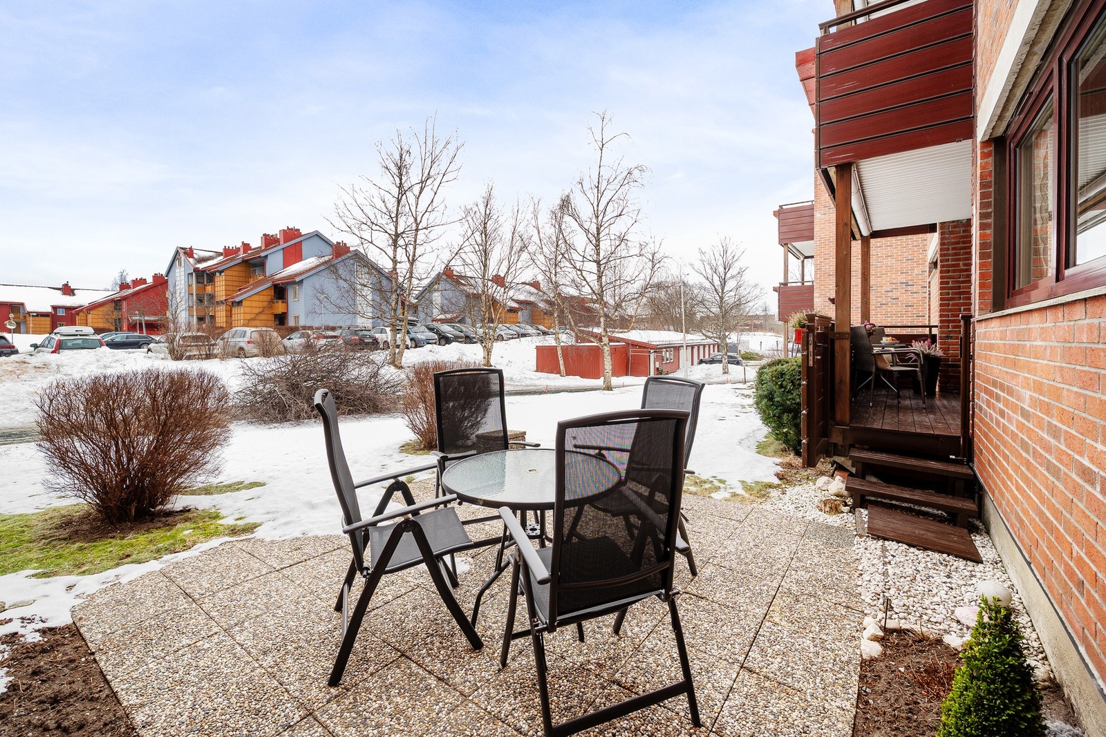 Balkong har trapp ned til grøntareal. Galleribilde