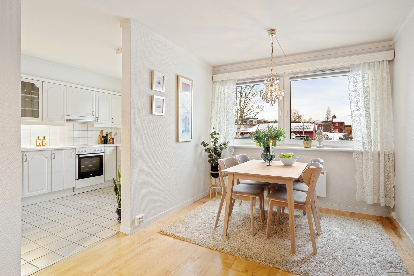 Åpen stue- og kjøkken løsning. Gir en luftig og sosial romfølelse. Galleribilde