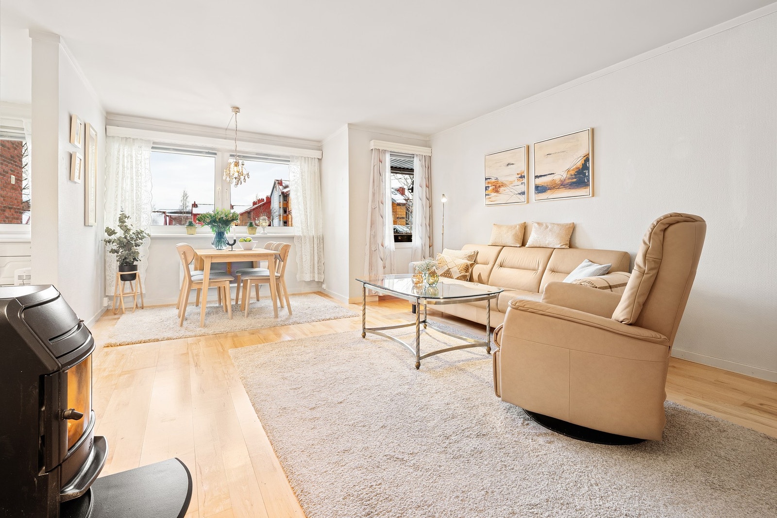 Store vindusflater gir rikelig med naturlig lysinnslipp. Galleribilde