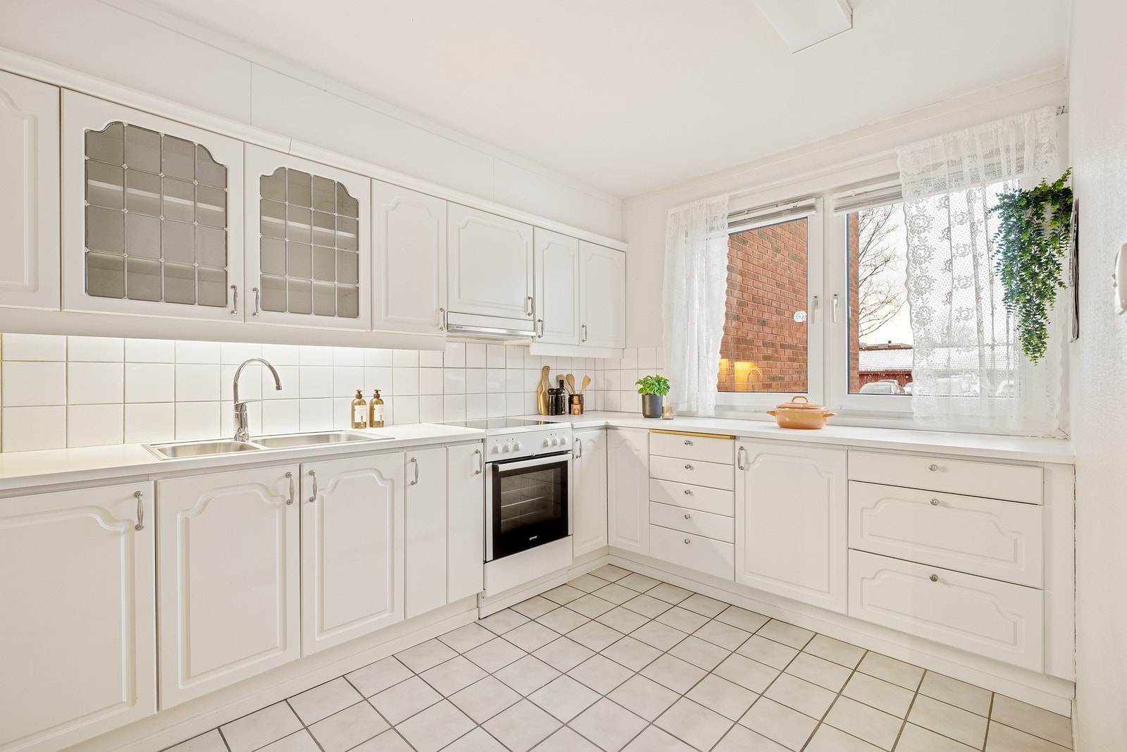 Lyst og romslig kjøkken på 11,1 kvadratmeter. Varmtvannsberederen er fra 2014. Galleribilde