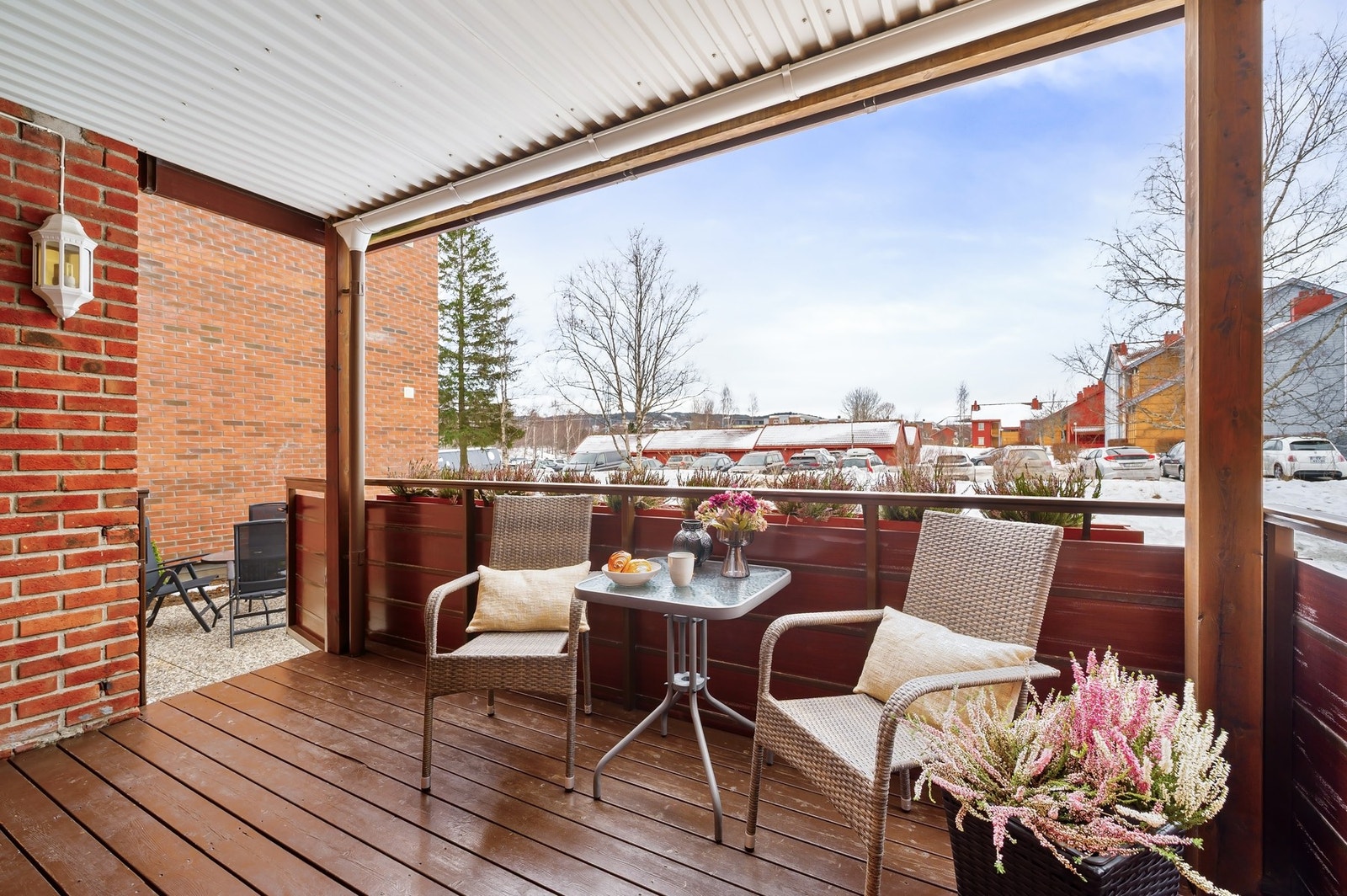 Utgang til egen solrik balkong med takoverbygg. Galleribilde