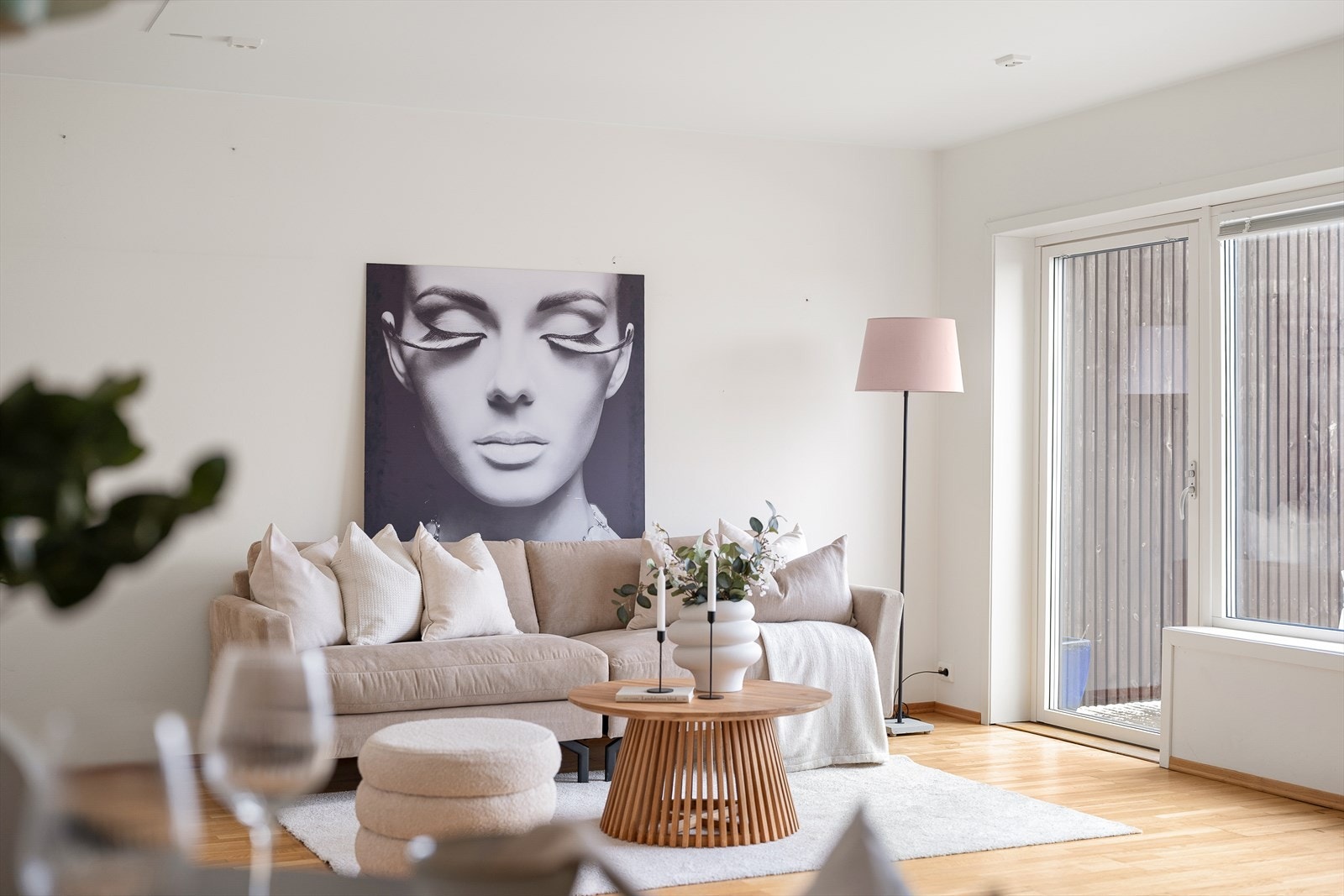 Fra stuen er det utgang til balkong Galleribilde