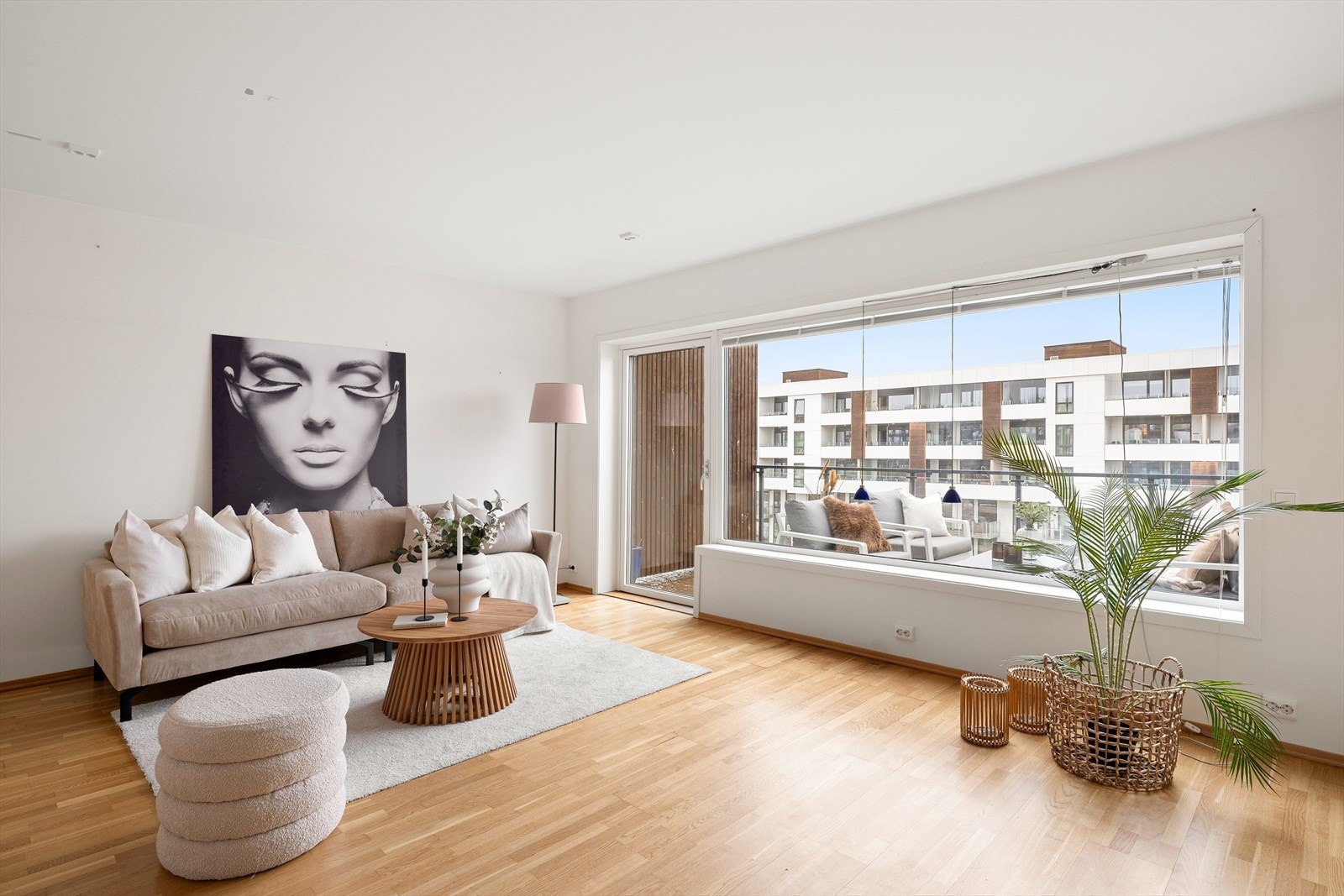 Leiligheten byr på ekstra takhøyde og store vindusflater Galleribilde