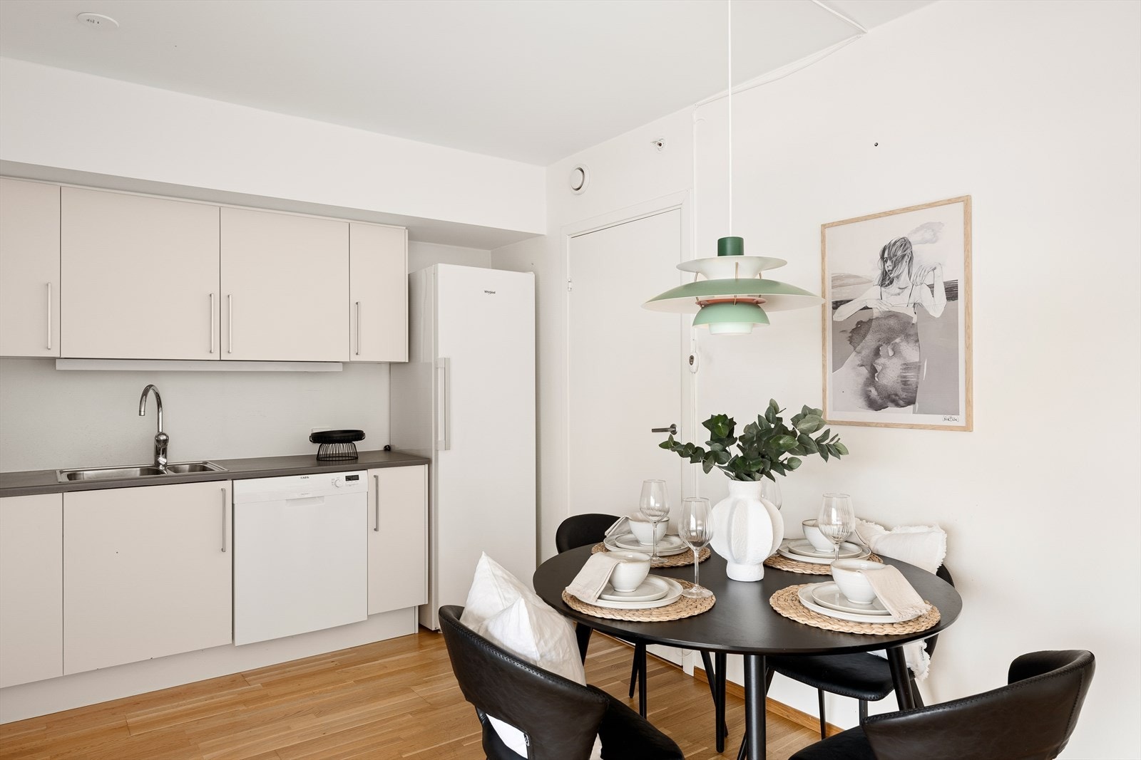 Innenfor kjøkkenet har man en praktisk bod Galleribilde