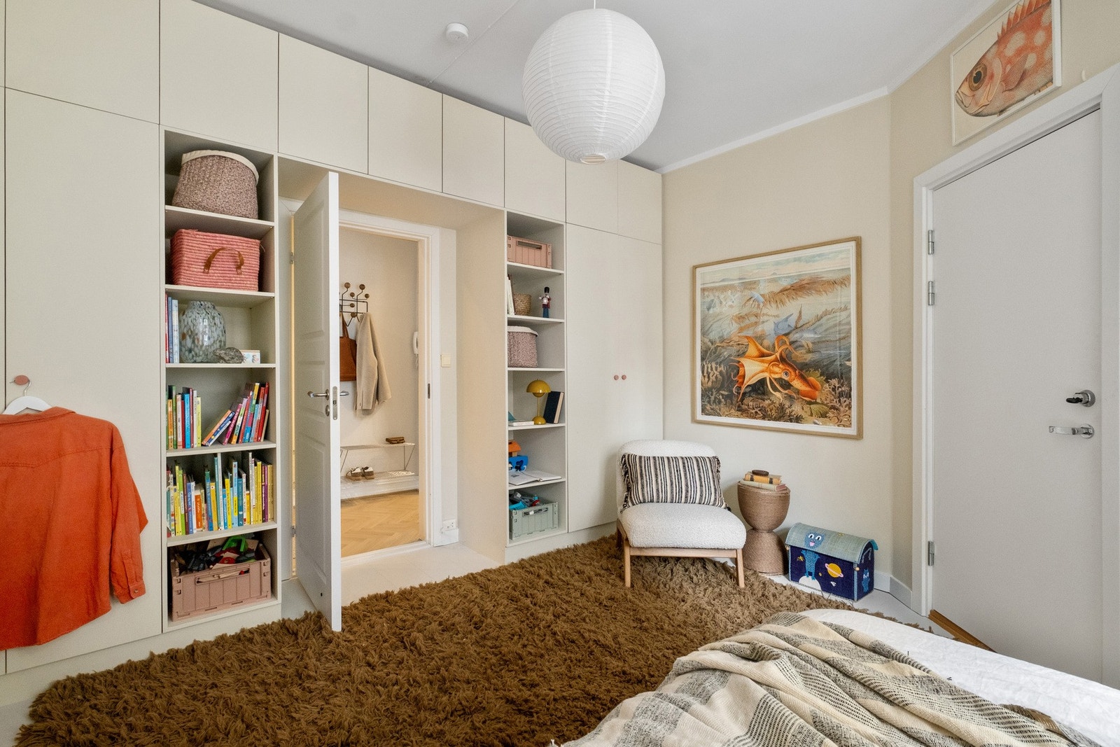 Fjørens Møbelsnekkeri bygget et spesialtilpasset garderobeskap i 2024. Galleribilde