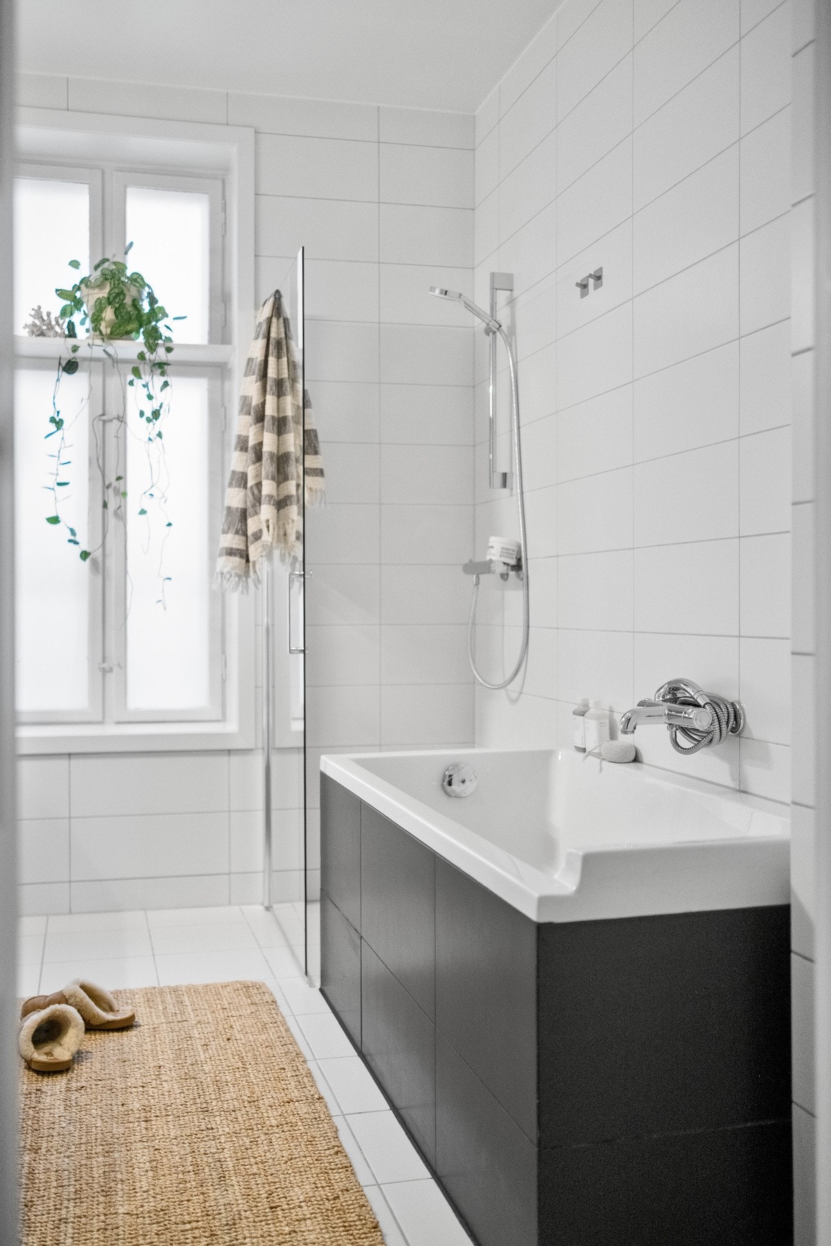 Et flisinnrammet badekar legger til rette for spaopplevelser i egen bolig. Galleribilde