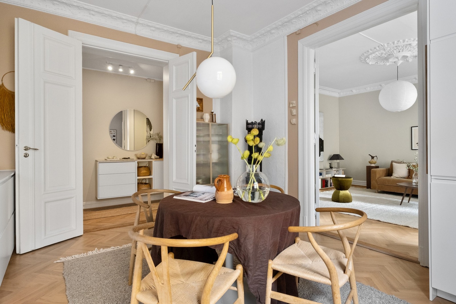 Mellom kjøkkenet og stuen er det en stor åpning med doble dører. Galleribilde