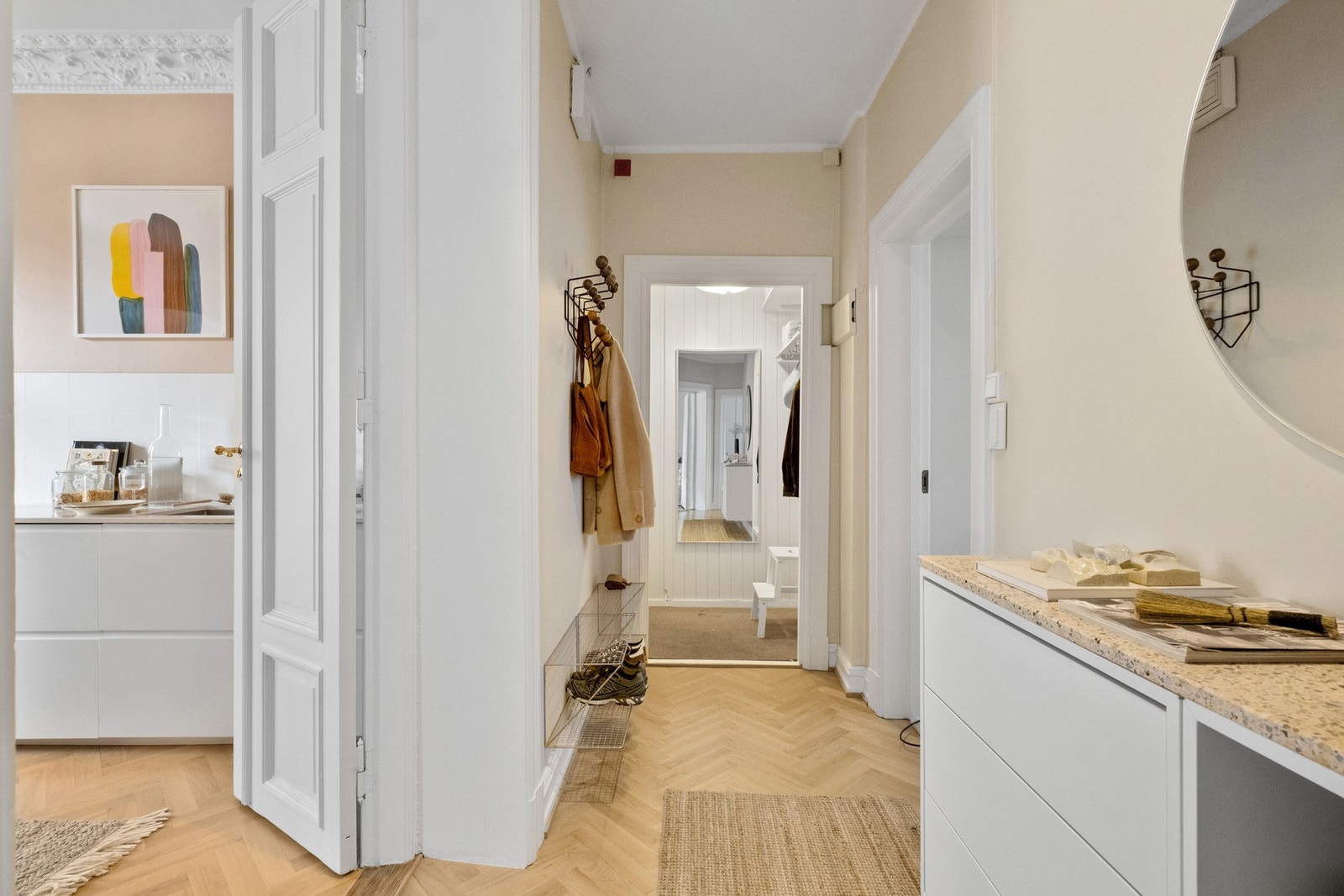 Det ble lagt ny fiskebensparkett i heltre eik i 2022. Galleribilde