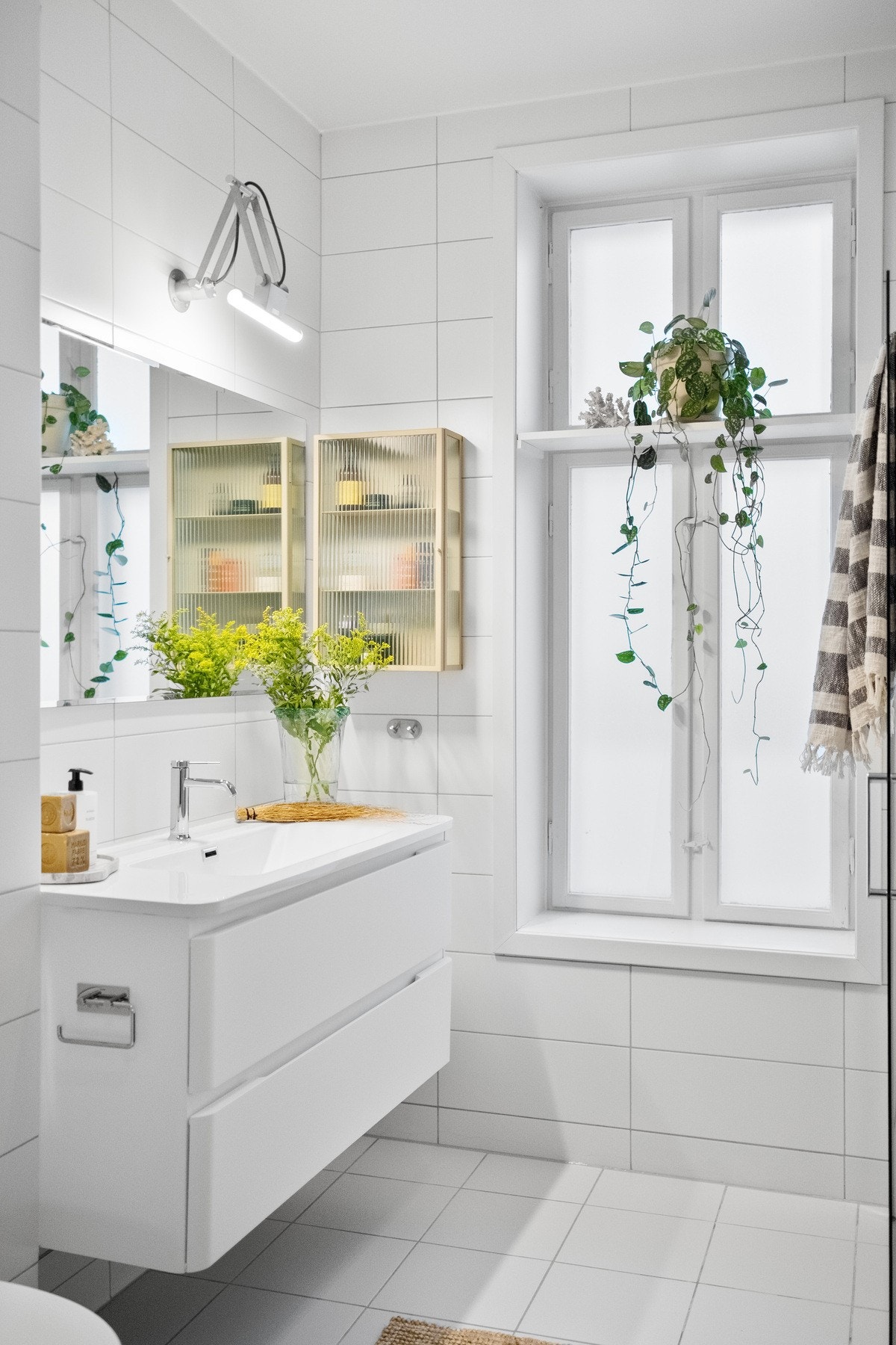 Store vindusflater gir gode lysforhold på badet. Galleribilde