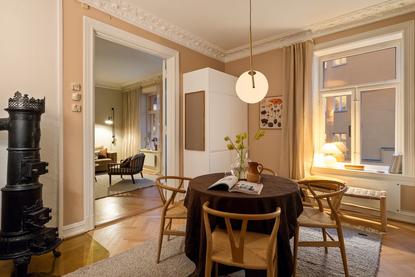 Det er en herlig atmosfære i boligen om kvelden. Galleribilde