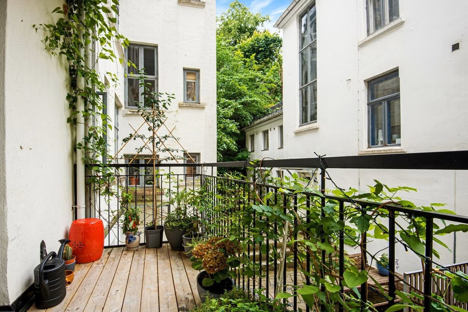 Utenfor hovedsoverommet er det en balkong på ca. 7 kvm. (Bilde lånt av tidligere selger - beplantning på balkongen er fjernet i ettertid) Galleribilde