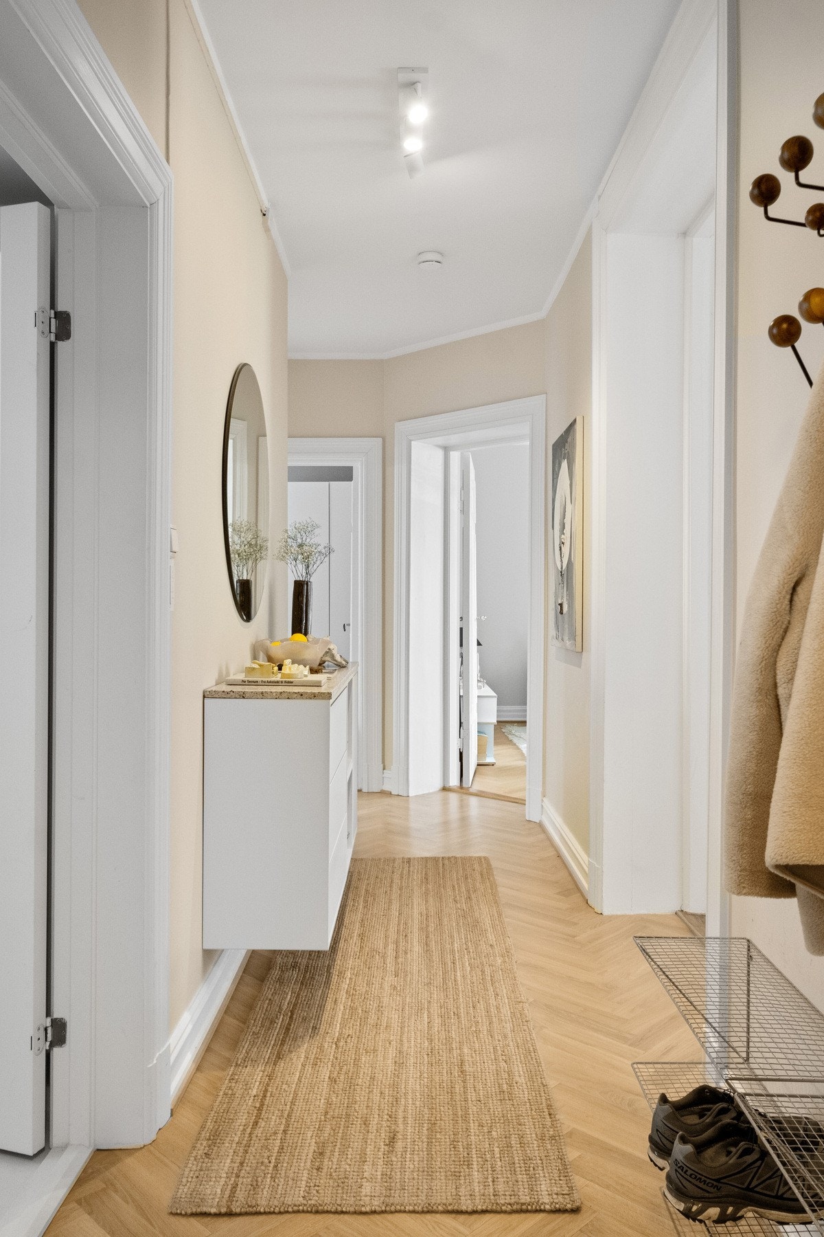 Takhøyden i gangen er målt til 2,99 meter. Galleribilde