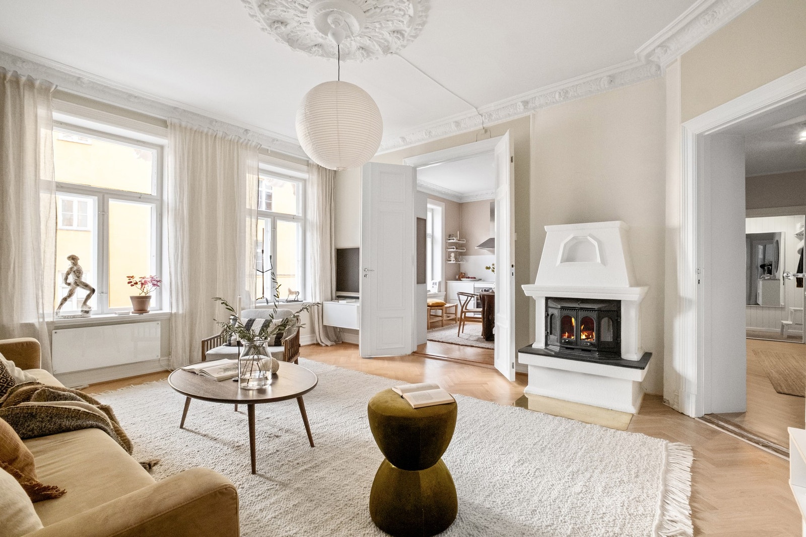 Velkommen til en herlig, klassisk leilighet med skjermet og sentral beliggenhet! Galleribilde