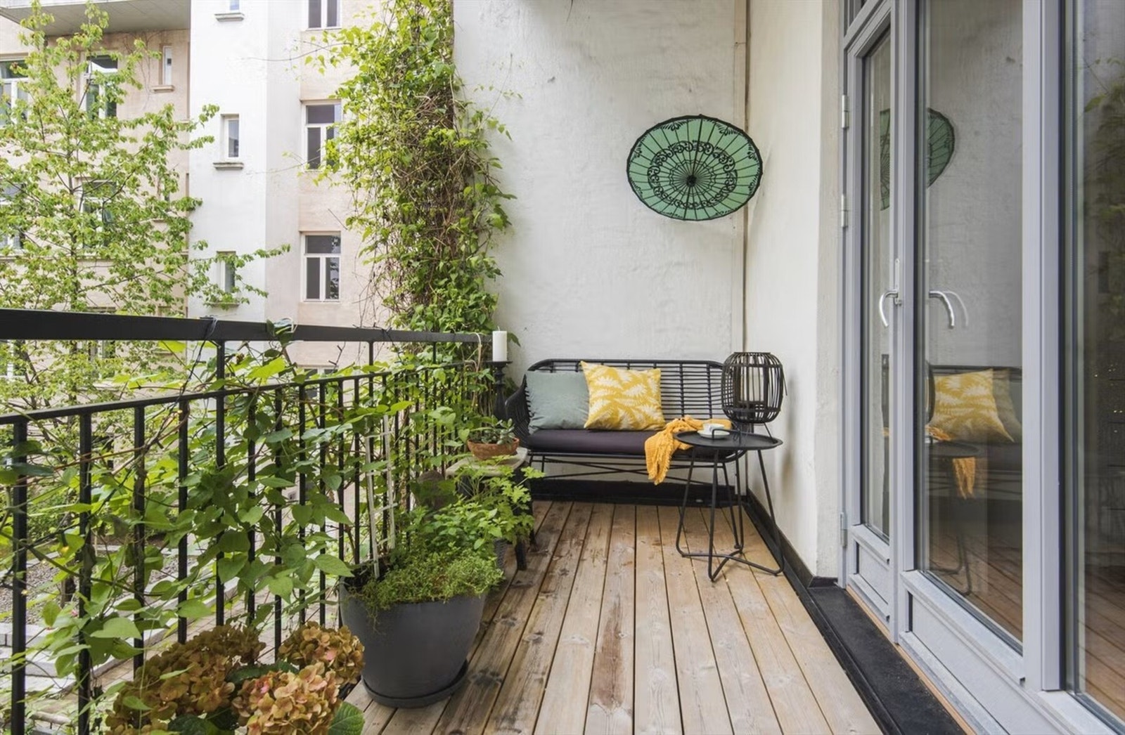 Balkongen fungerer fint som et ekstra rom i den varme årstiden. (Bilde lånt av tidligere selger - beplantning på balkongen er fjernet i ettertid) Galleribilde