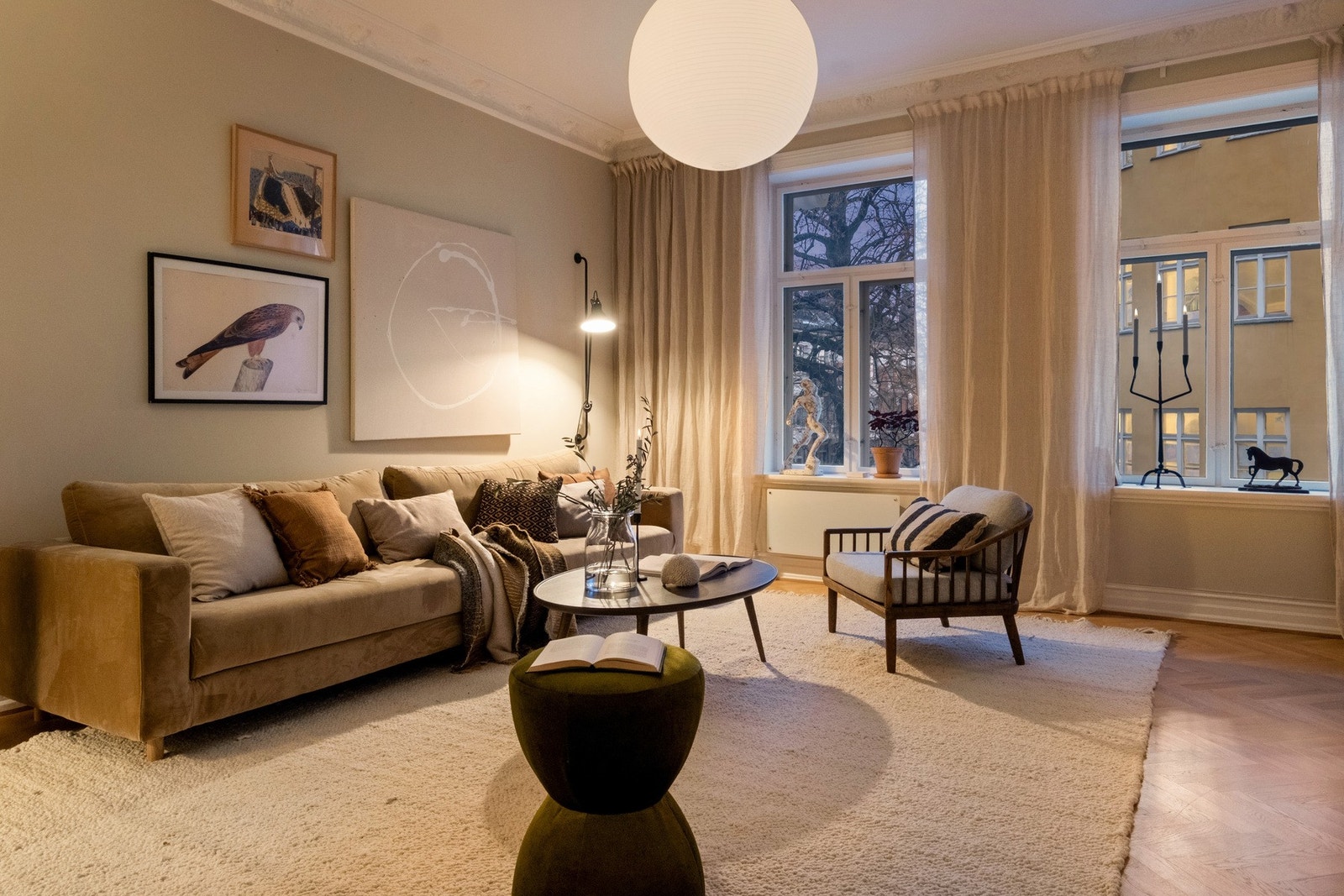 Om kvelden skifter rommene karakter, i takt med endring i de utvendige lysforholdene. Galleribilde