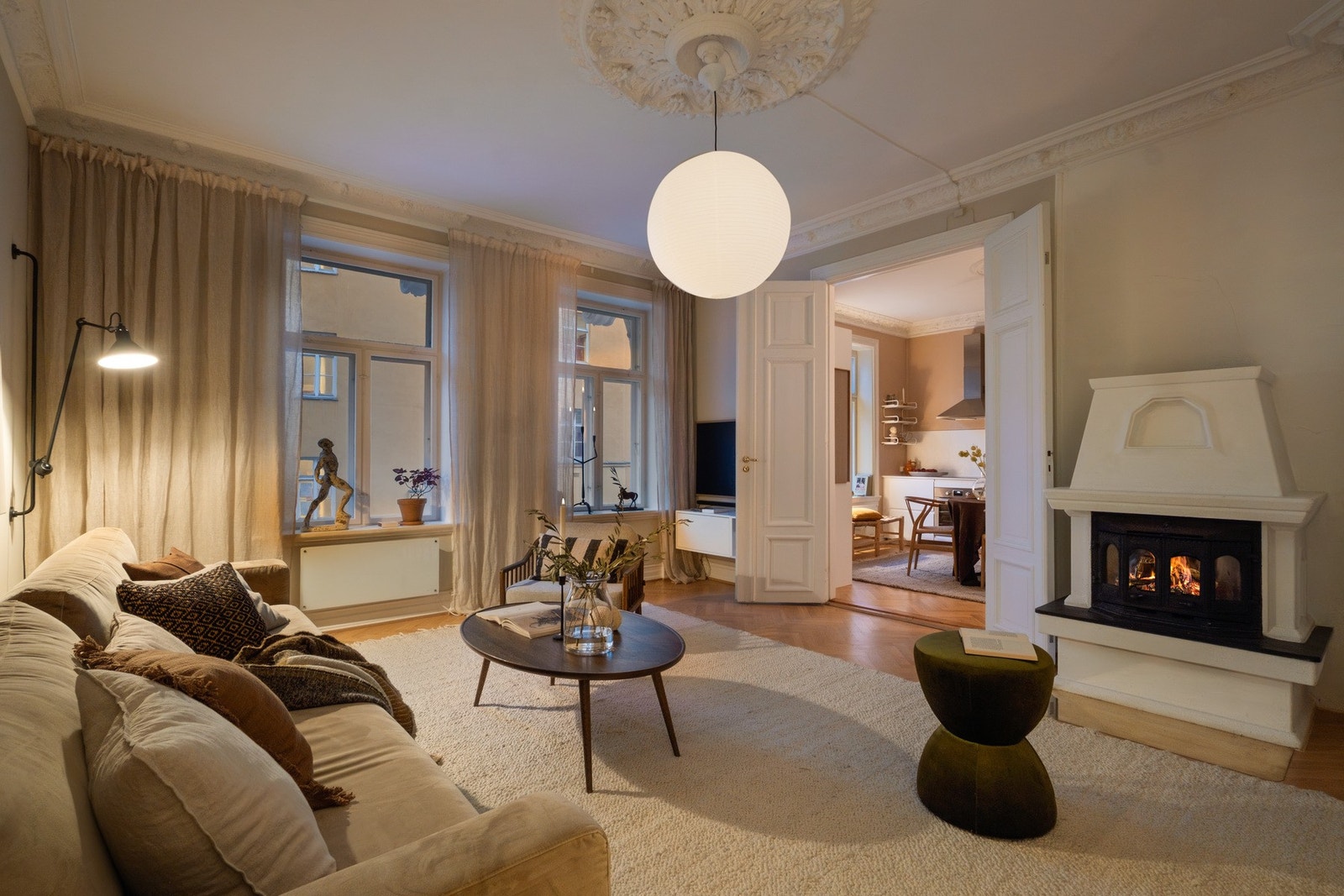 Den lekre peisen gir et løft til den allerede nydelige atmosfæren i stuen. Galleribilde