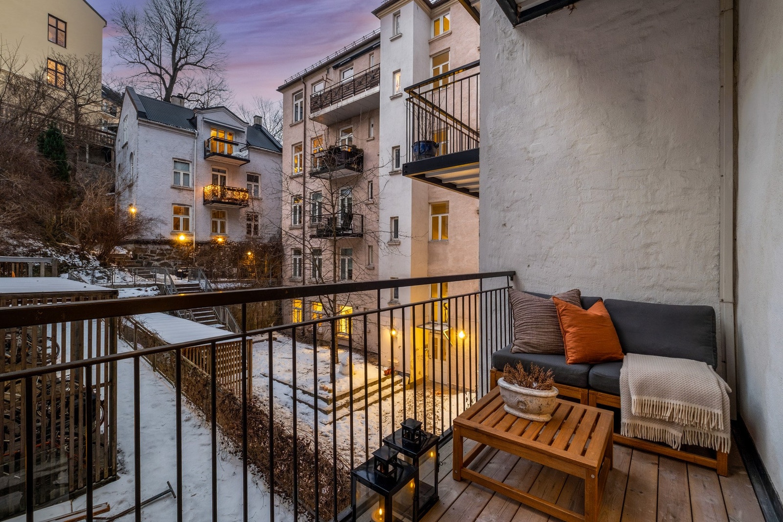 Balkongen har plass til sittegruppe og bord. Galleribilde