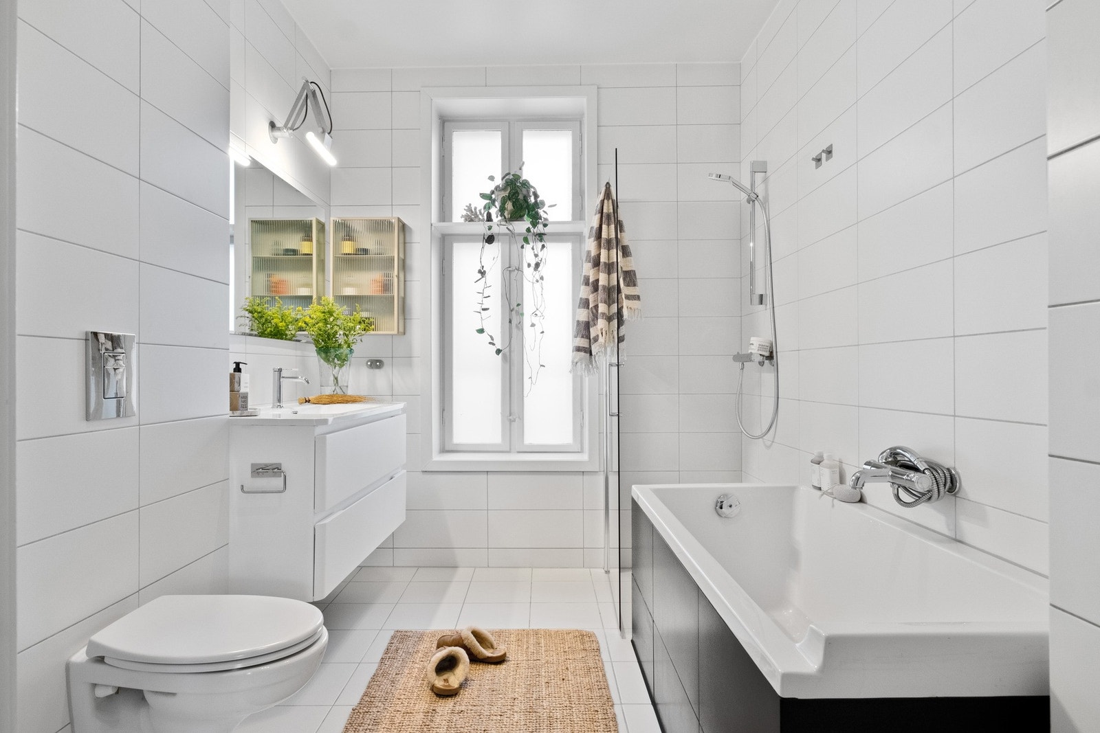 Badet er innredet med både badekar og separat dusj. Galleribilde