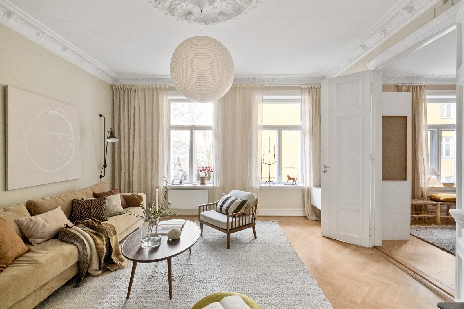 Stuen har en generøs takhøyde på 2,95 meter. Galleribilde