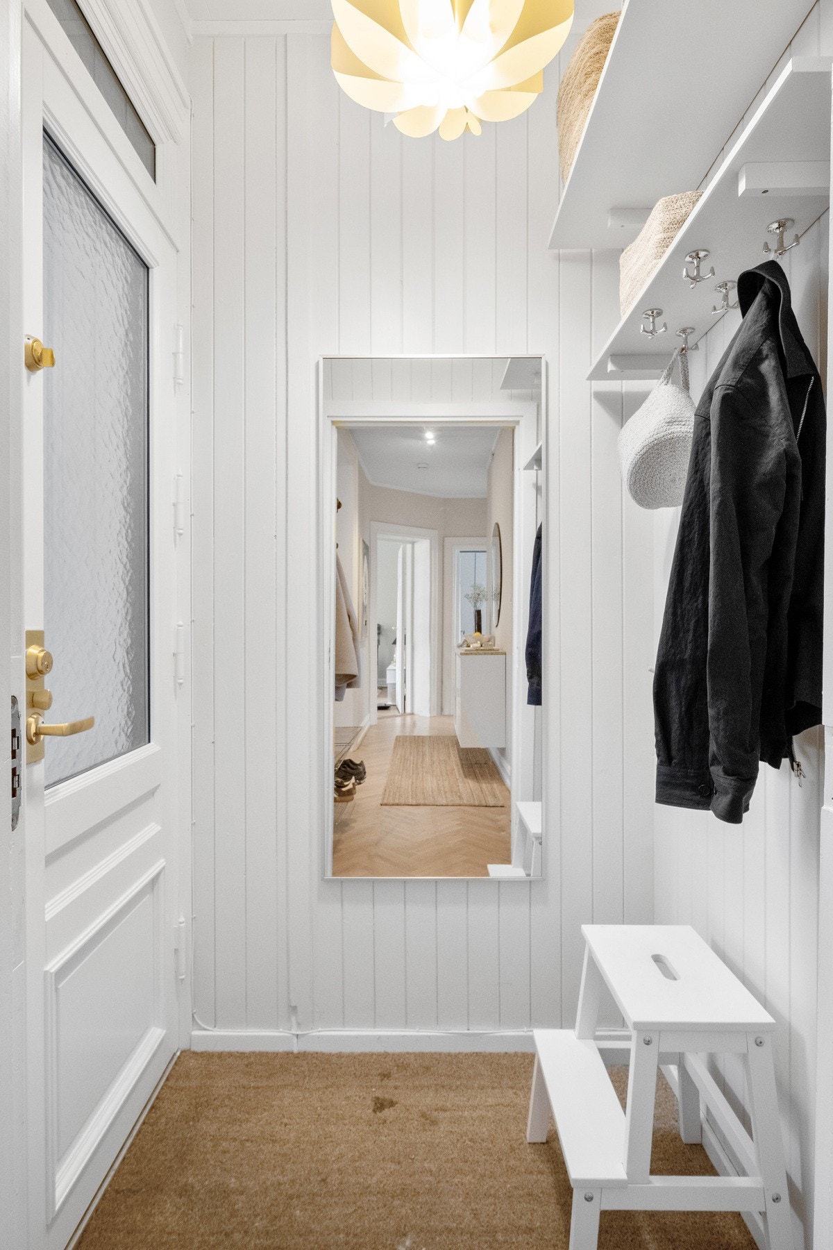 I entréen og gangen er det rikelig med muligheter for oppheng av klær og plassering av sko. Galleribilde