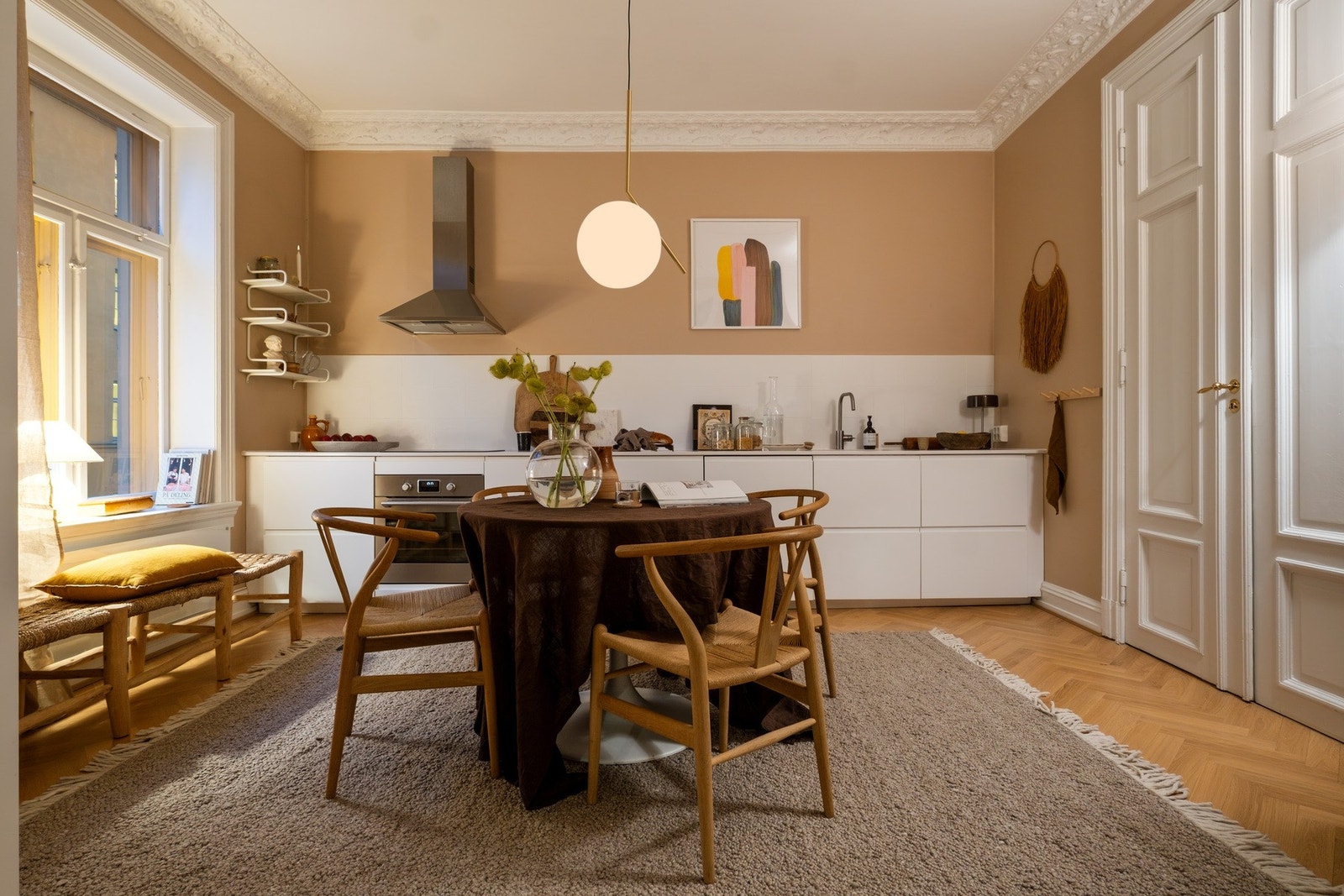 Kjøkkenet har kvartskompositt benkeplate. Integrert stekeovn og induksjonstopp ble montert nye i 2019. Galleribilde