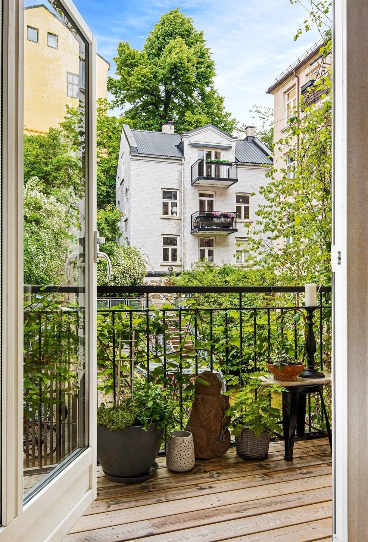 Balkongen vender mot rolige grøntarealer. (Bilde lånt av tidligere selger - beplantning på balkongen er fjernet i ettertid) Galleribilde