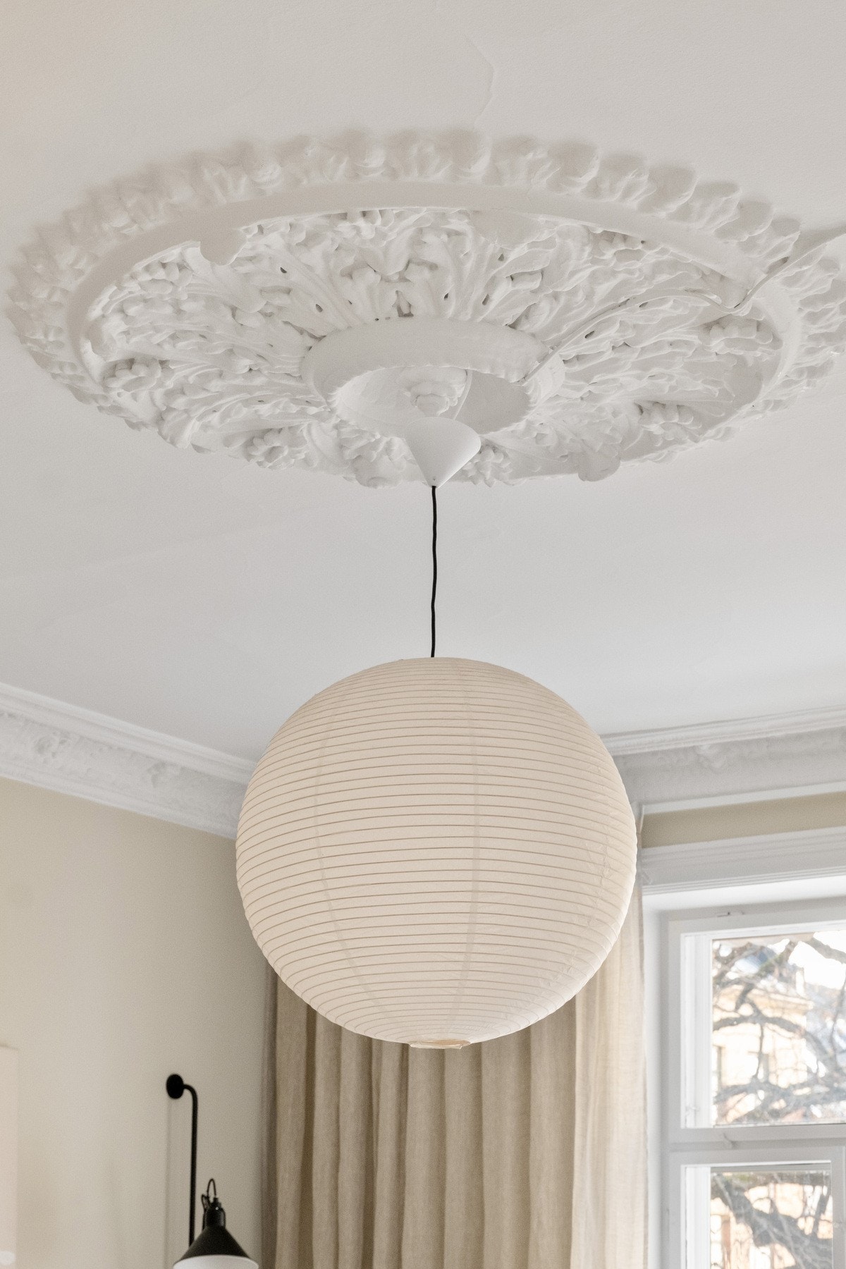 Stuen, kjøkkenet og hovedsoverommet har stukkatur og rosett i taket. Galleribilde