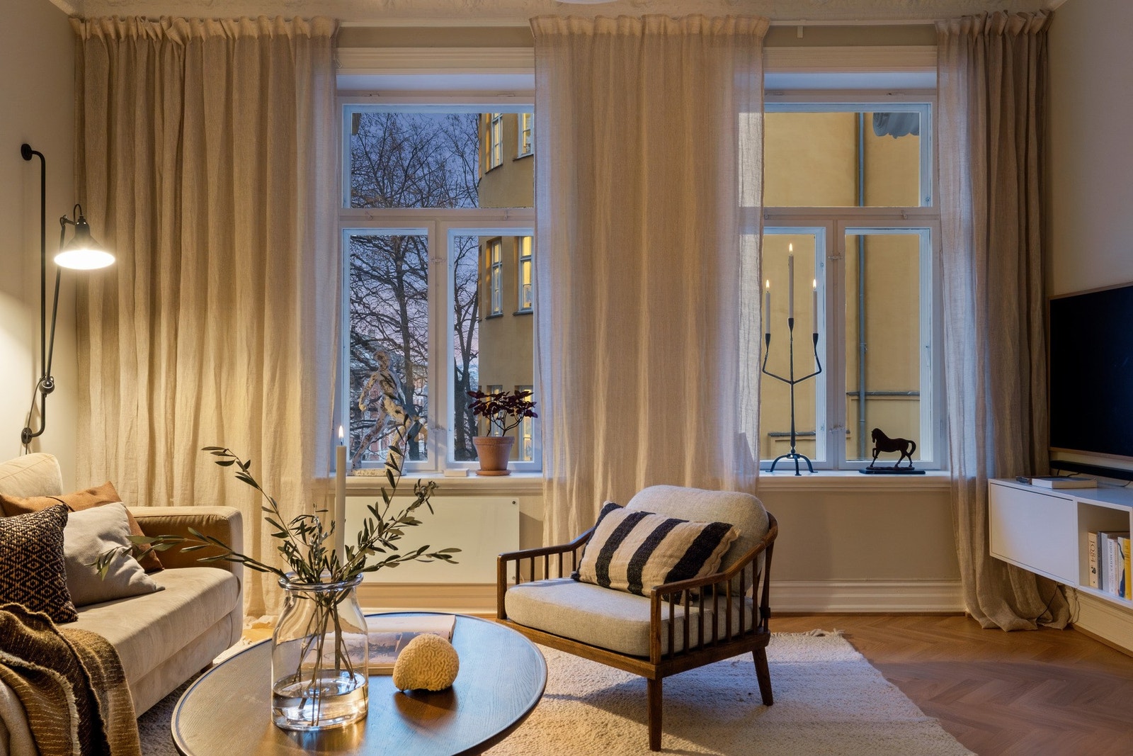 Boligen har flere klassiske elementer, med bla. høyde vinduer og dype vindusposter. Galleribilde