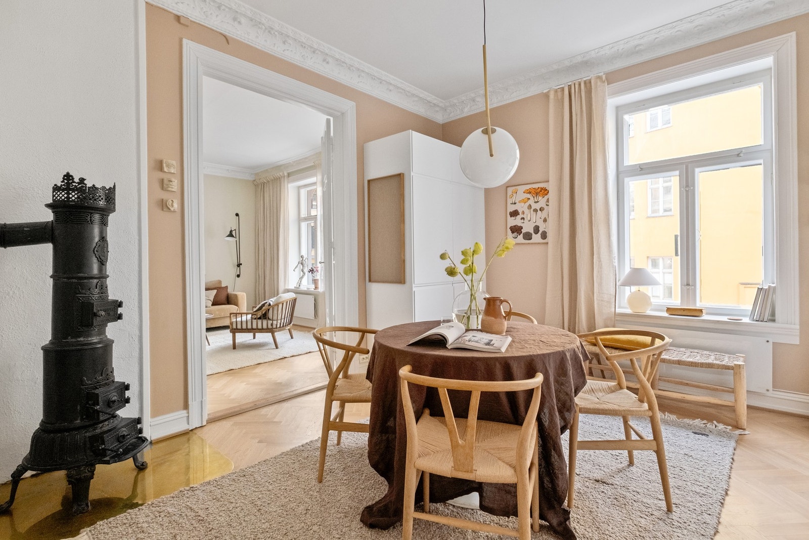 Det er ildsted både i stuen og på kjøkkenet. Galleribilde