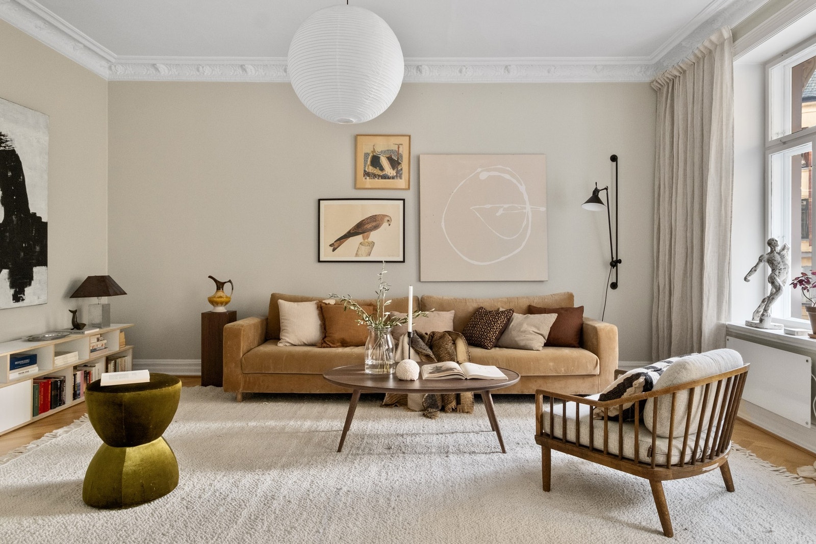 Boligen har alt man kan ønske seg av en klassisk leilighet. Galleribilde