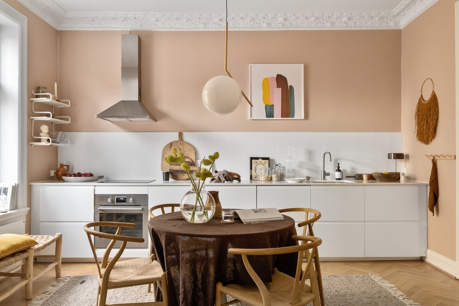 Kjøkkenet har god arbeidsplass og plass til spisebord. Galleribilde