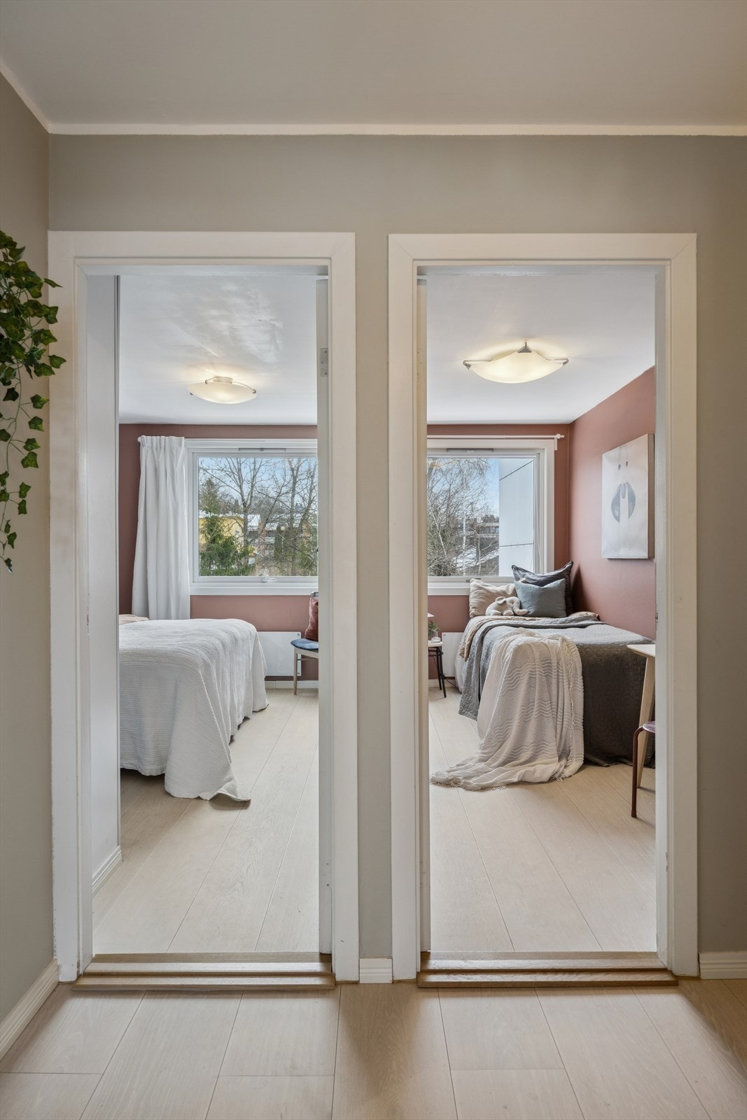 Pene soverom med inngang fra gangen. Galleribilde