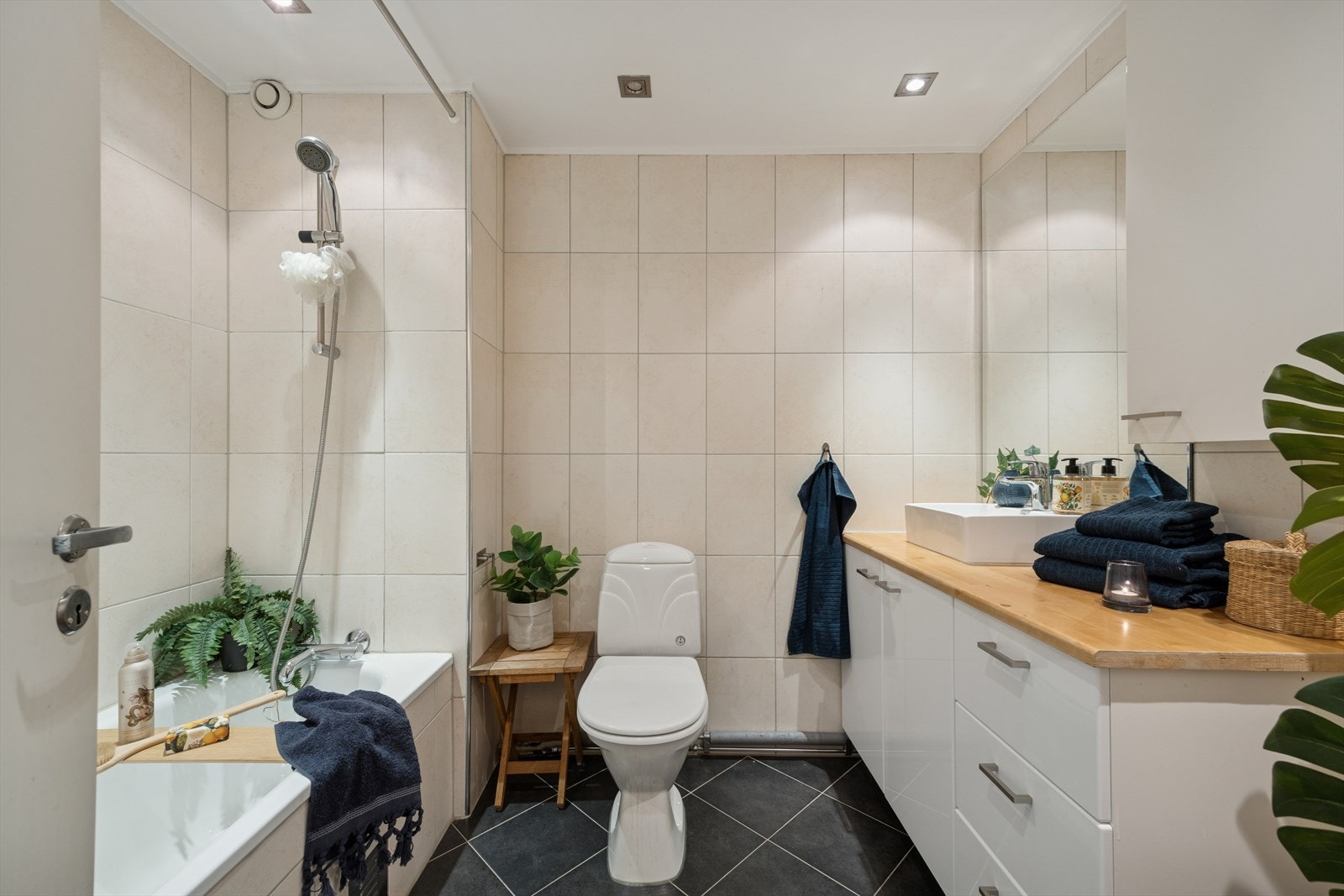 Flislagt bad med badekar. Varmekabler på gulv. Galleribilde