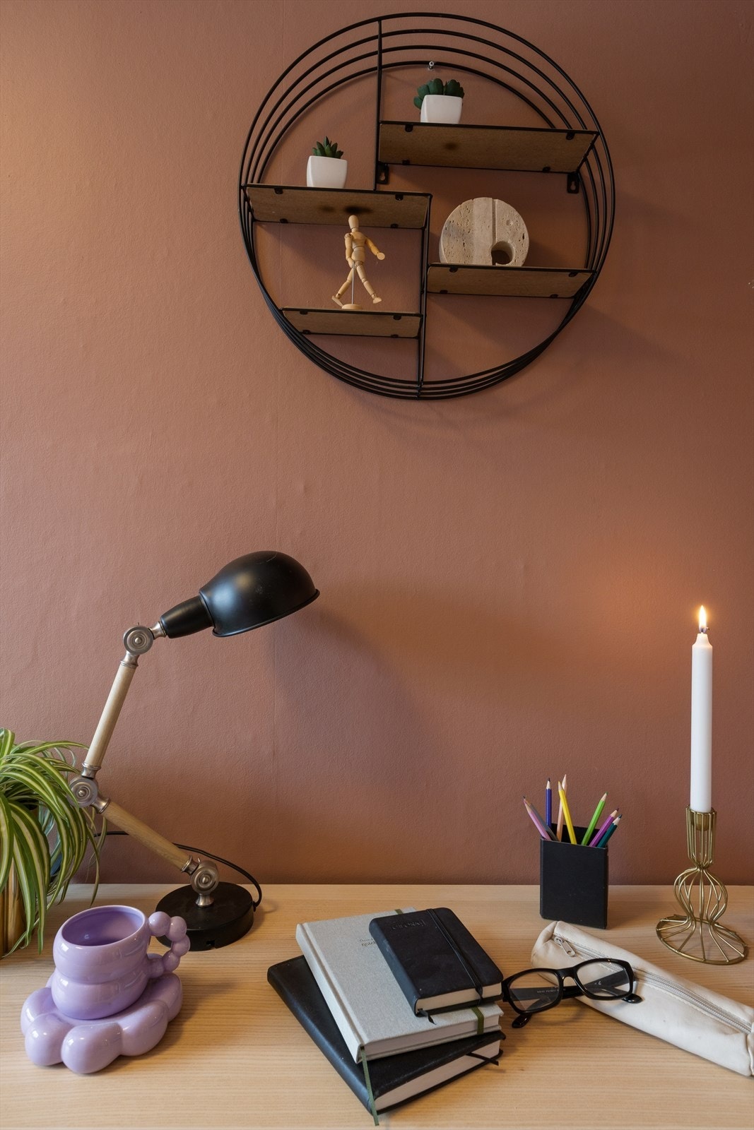 Malte glatte vegger som er malt i en herlig farge. Plass for kontor. Galleribilde