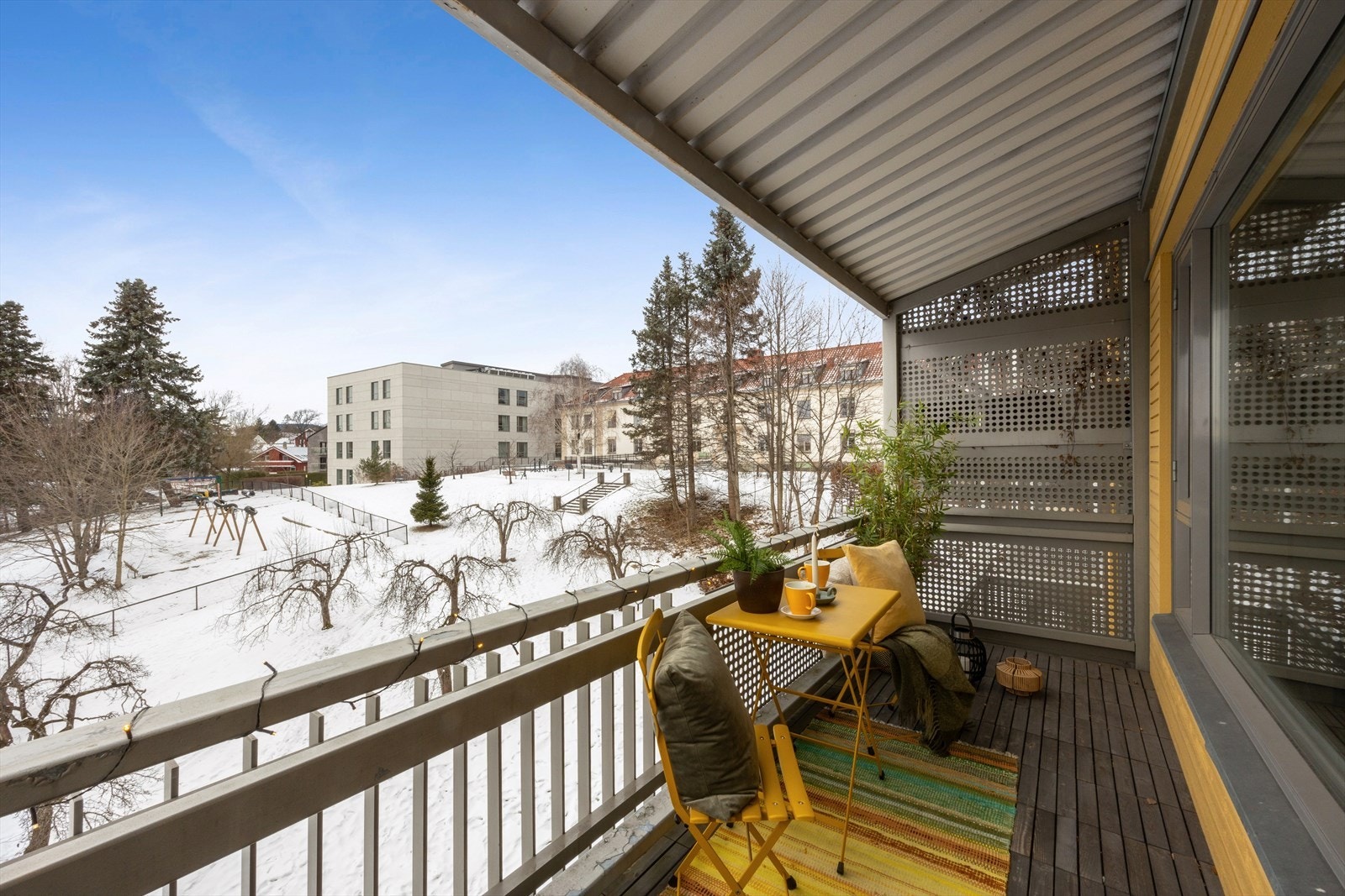 Balkongen er det god plass til spisebord. Galleribilde