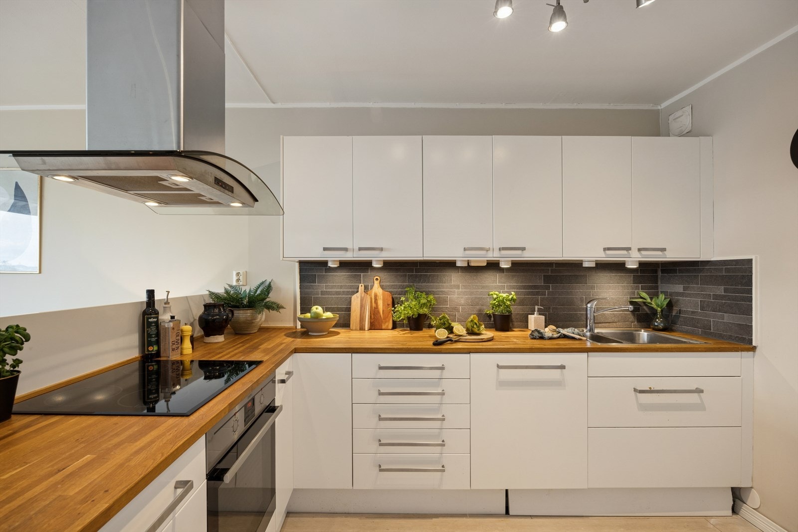 Kjøkken med god benke- og skapplass. Galleribilde