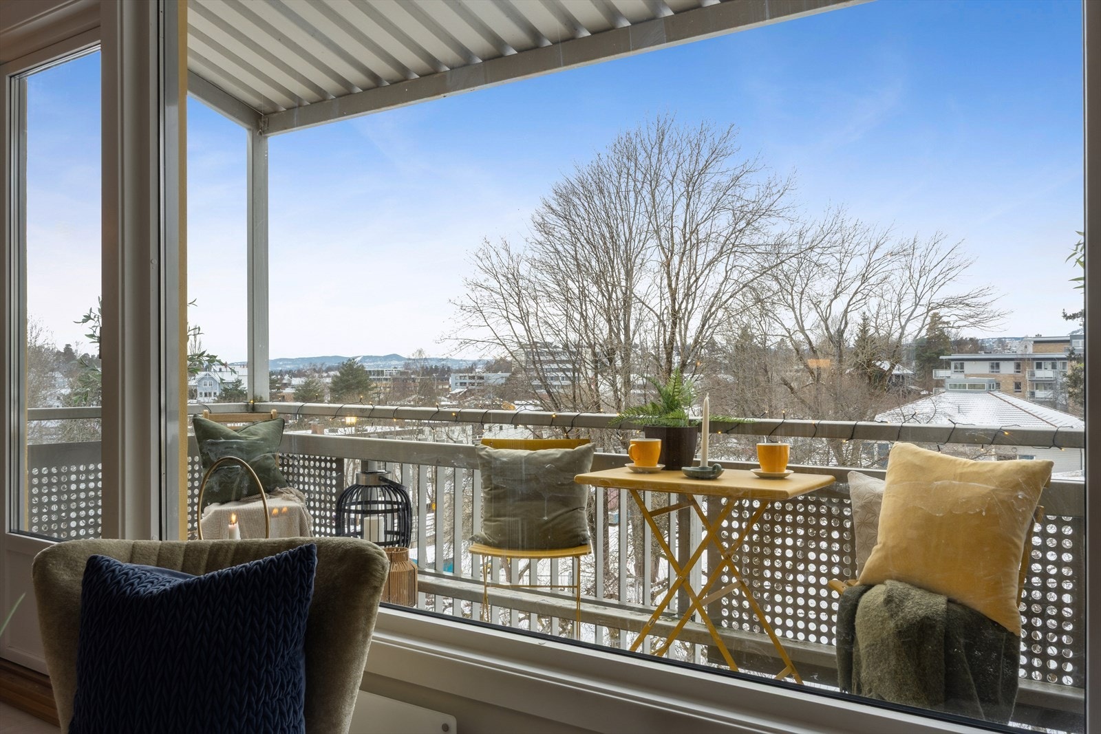 Flott utsikt fra sofaen. Utgang fra stue til solrik vestvendt balkong. Galleribilde