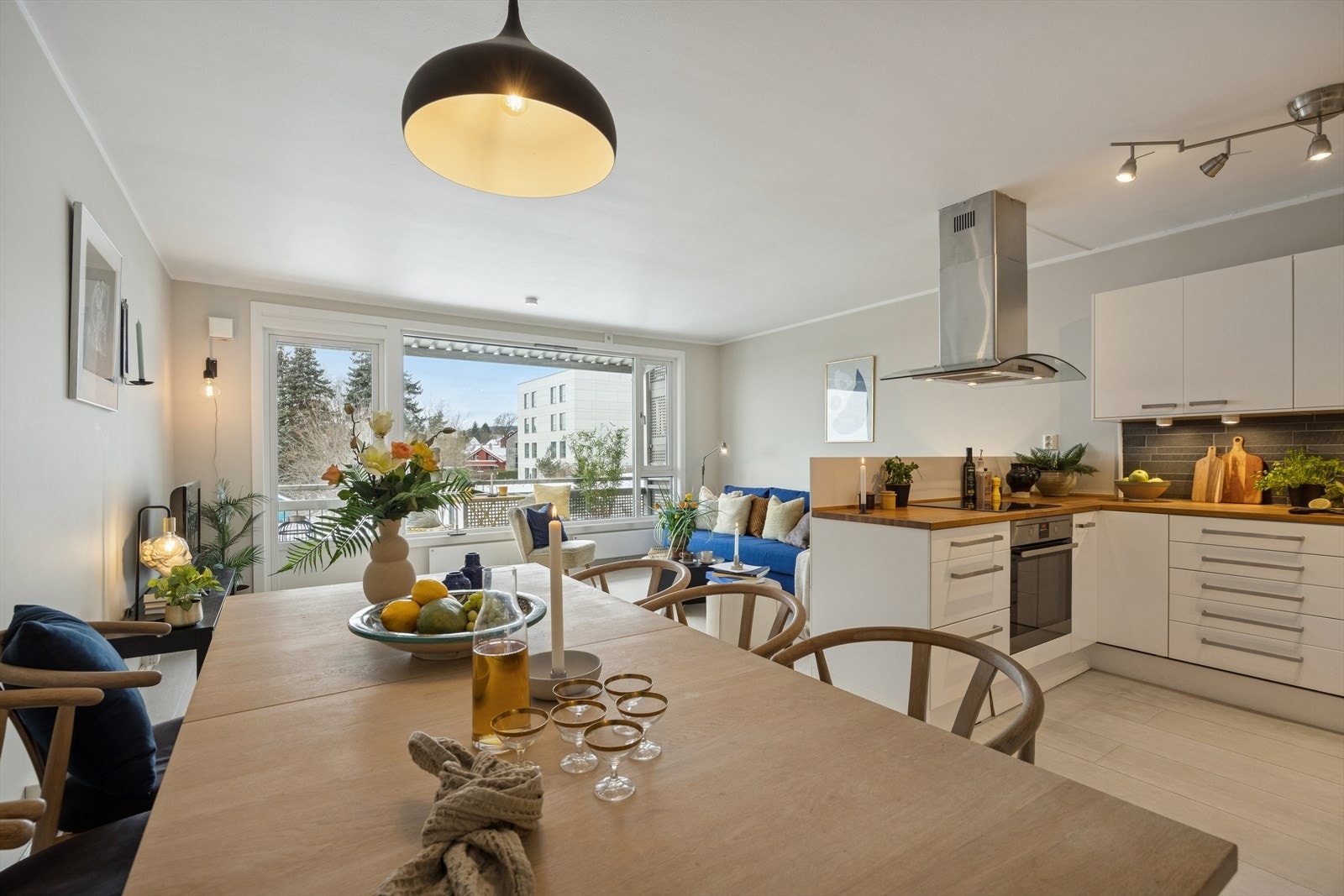 Det er plass til stort spisebord tilknyttet kjøkken. Galleribilde