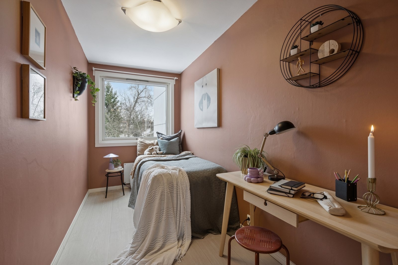 Pen soverom med plass for eks. seng og skrivebord. Galleribilde