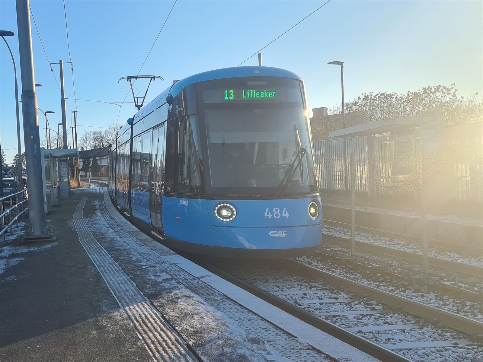 Leiligheten har gunstig beliggenhet med trikkestopp rett utenfor (Sollerud stasjon), kun ett minutts gange unna. Galleribilde