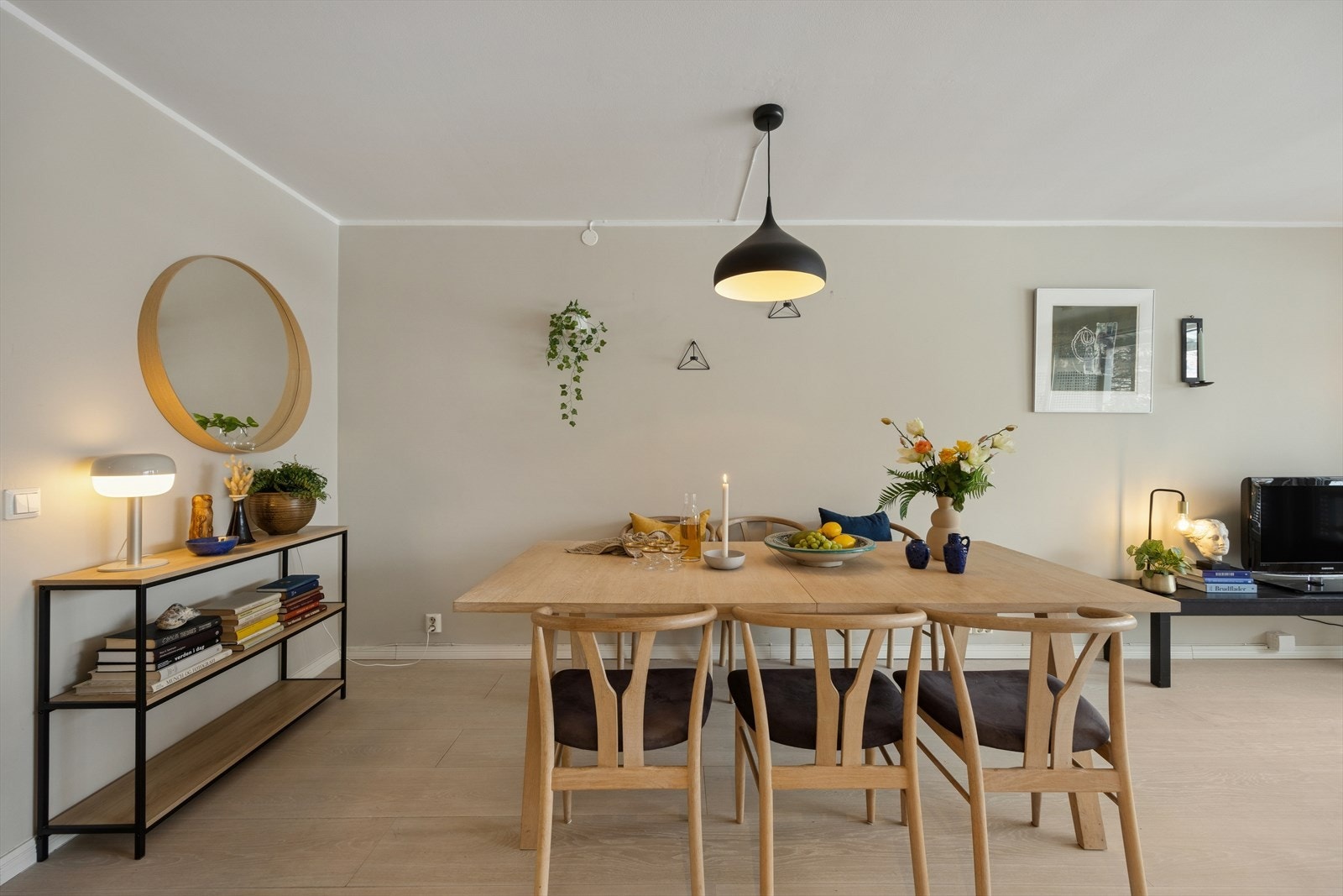 Stuen har en god planløsning med plass til stort spisebord og sofa. Her er det også plass for bokhyller eller vitrineskap. Galleribilde