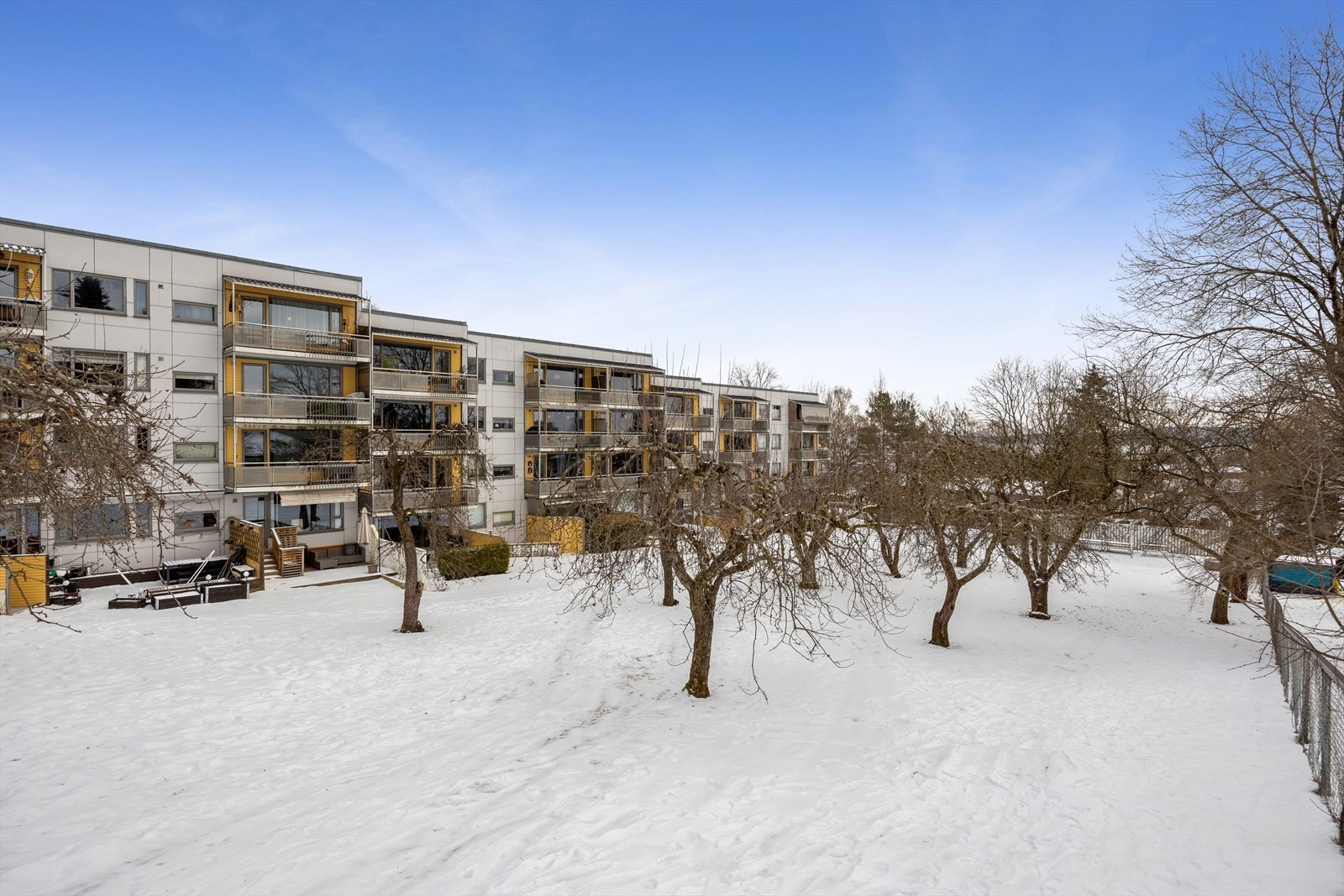 Sollerud borettslag ligger tilbaketrukket men likevel nærhet til det meste. De har en flott felles eplehage. Hyggelig boligområde. Galleribilde